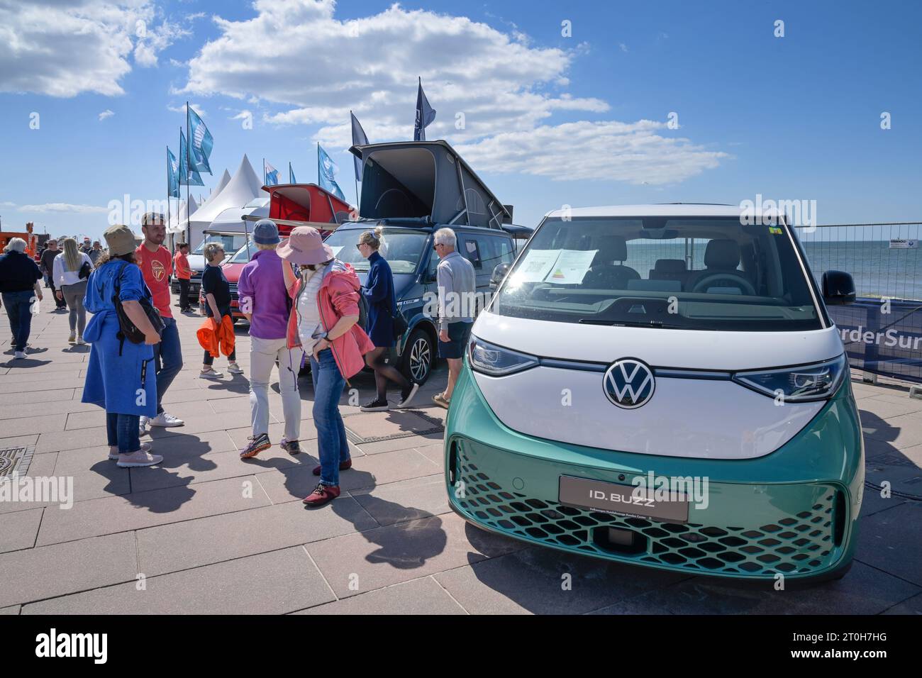 Volkswagen Fahrzeug Ausstellung, Van, ID.BUZZ, Strandpromenade, Multivan Sommereröffnung Windsurf Cup 2023, Westerland, Sylt, Schleswig-Holstein, Deuts Stockfoto