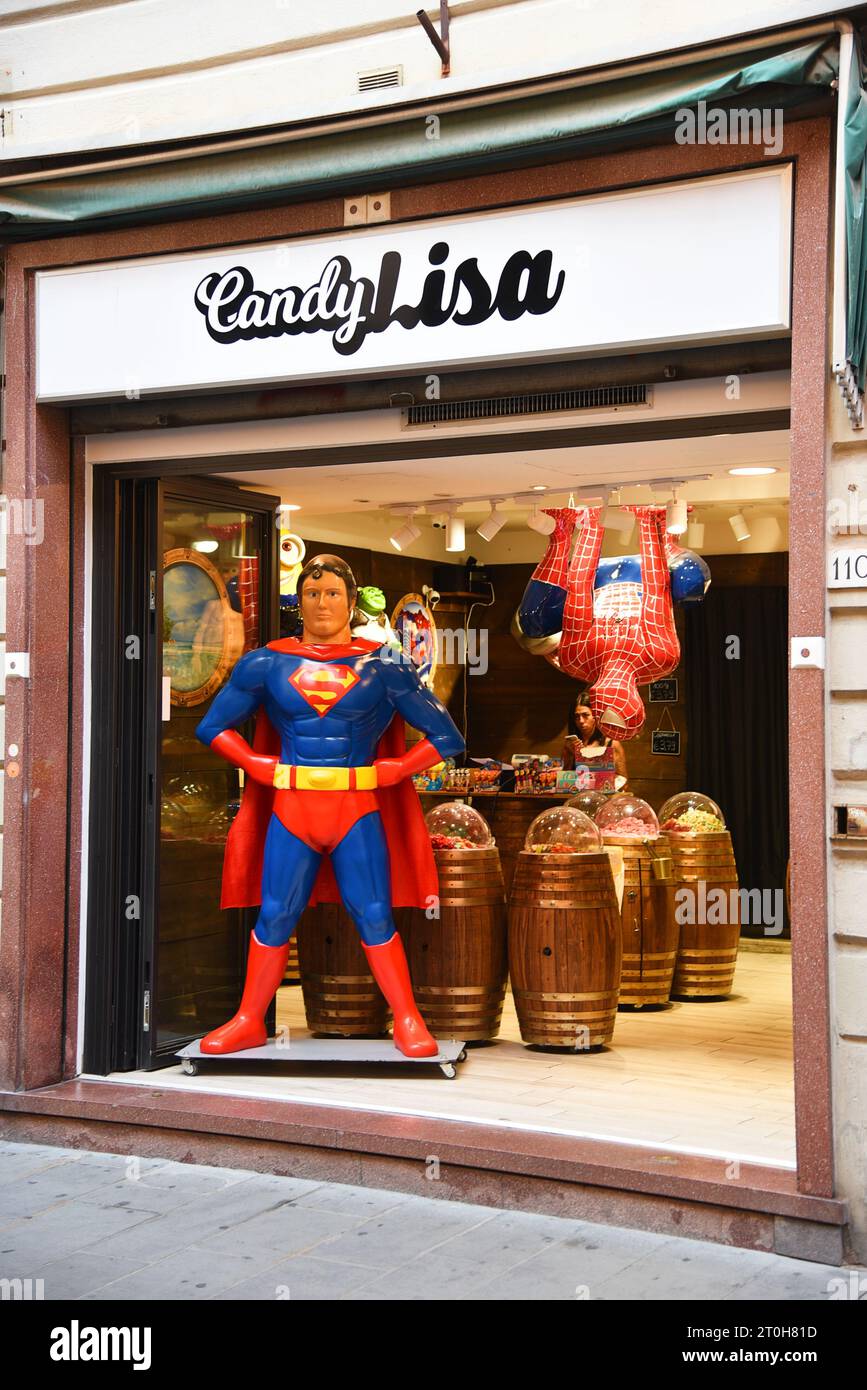Pisa, Italien. September 2023. Ein Souvenirladen mit Batman und Spiderman in Pisa. Hochwertige Fotos Stockfoto
