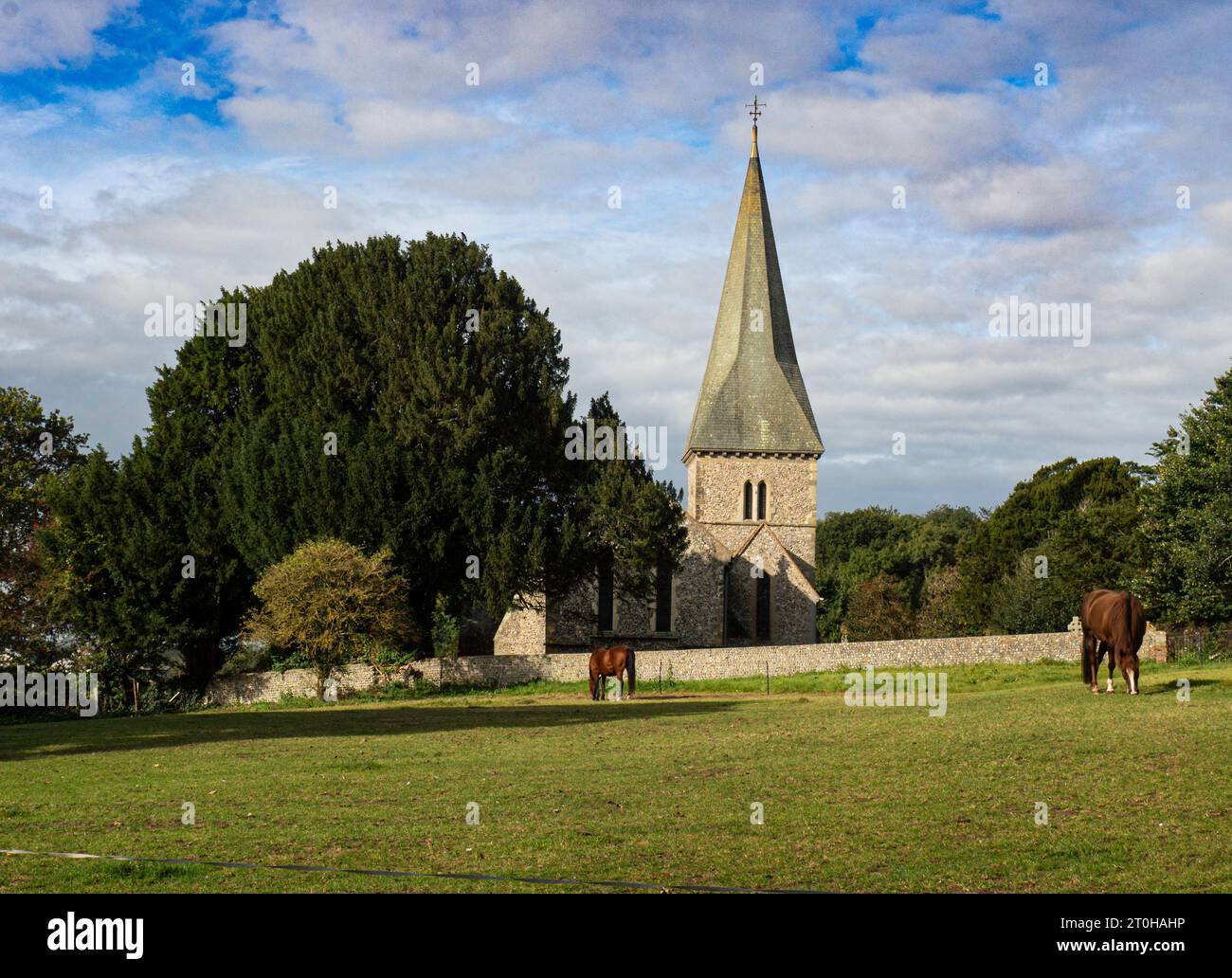 Englische Dorfkirche in ländlicher Umgebung. Stockfoto