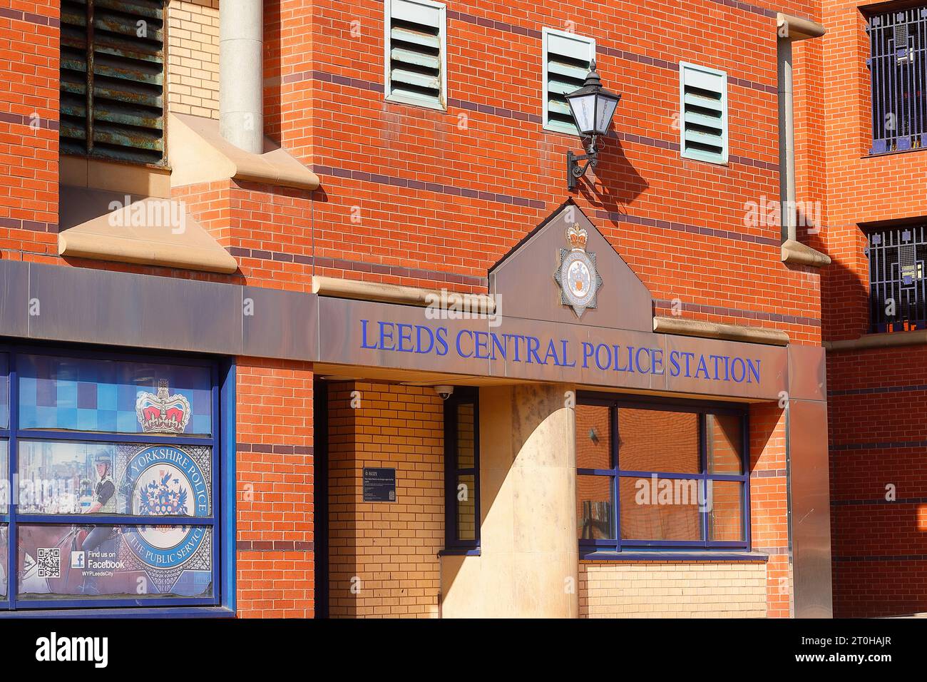 Vor dem Eingang zur Leeds Central Police Station Stockfoto