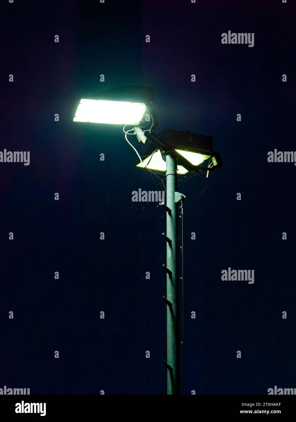 Spotlights auf dem Fußballplatz am Nachthimmel, Flutlichter Stockfoto