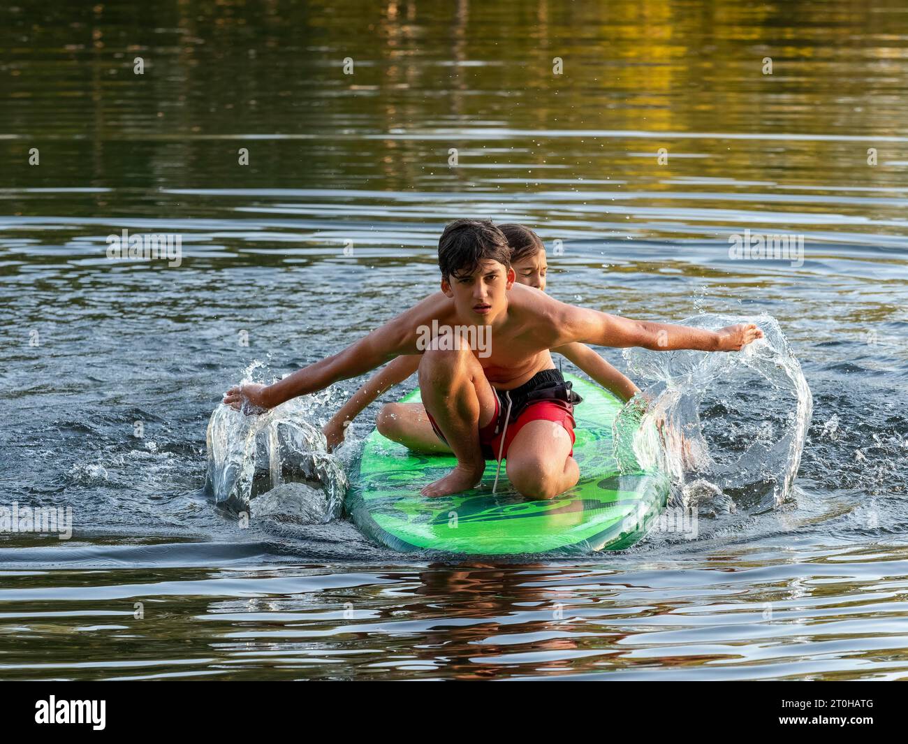 Kinder, Jungs, auf Stand-up-Paddelbrett im See, Deutschland Stockfoto
