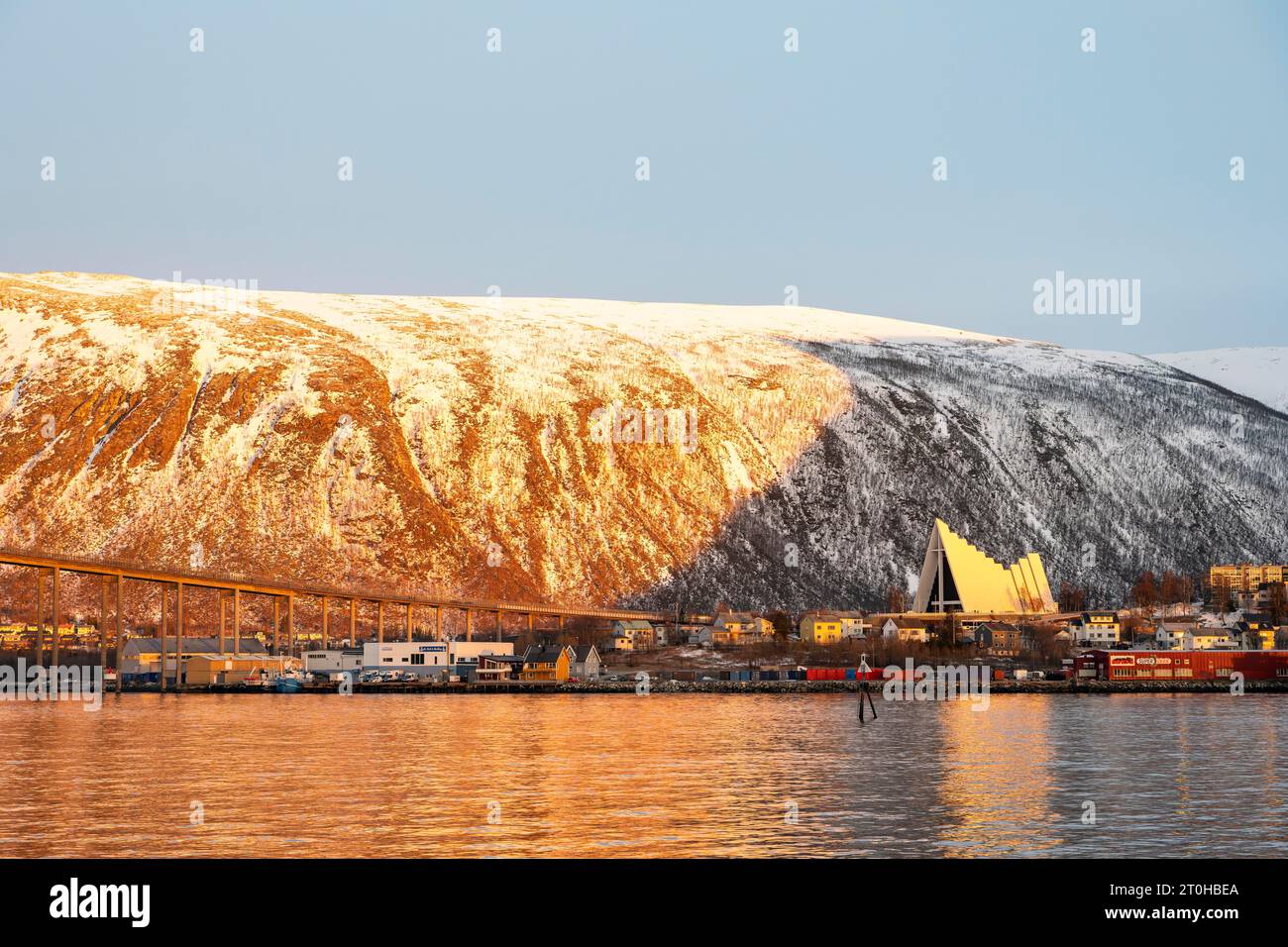 Blick über den Hafen mit Tromsobrua oder Tromso Brücke, in der hinteren Eismeerkathedrale, Ishavskatedralen, Tromso, Norwegen Stockfoto