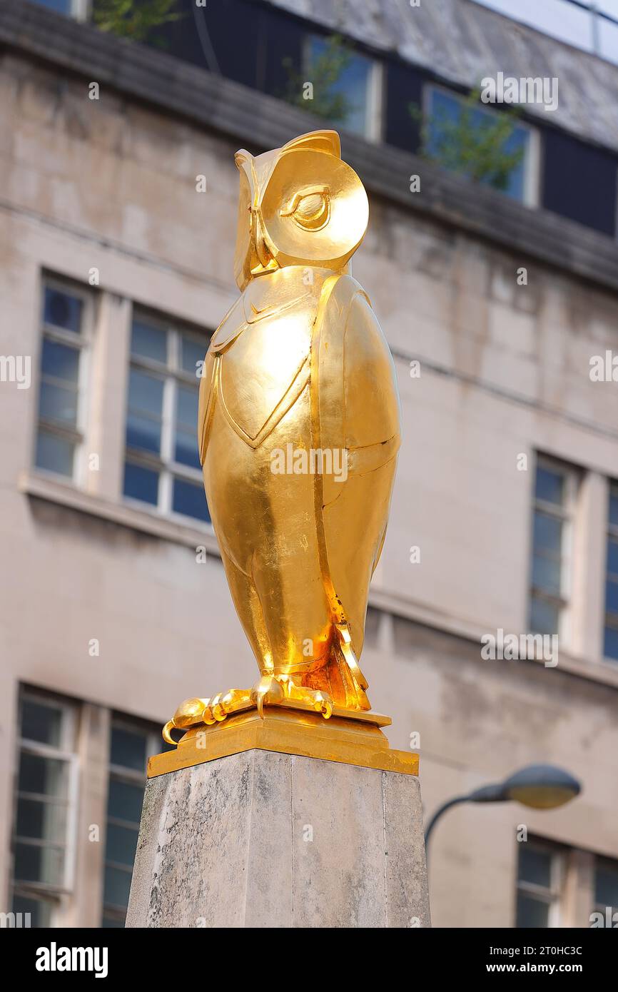 Leeds Civic Hall Golden Owl Stockfoto