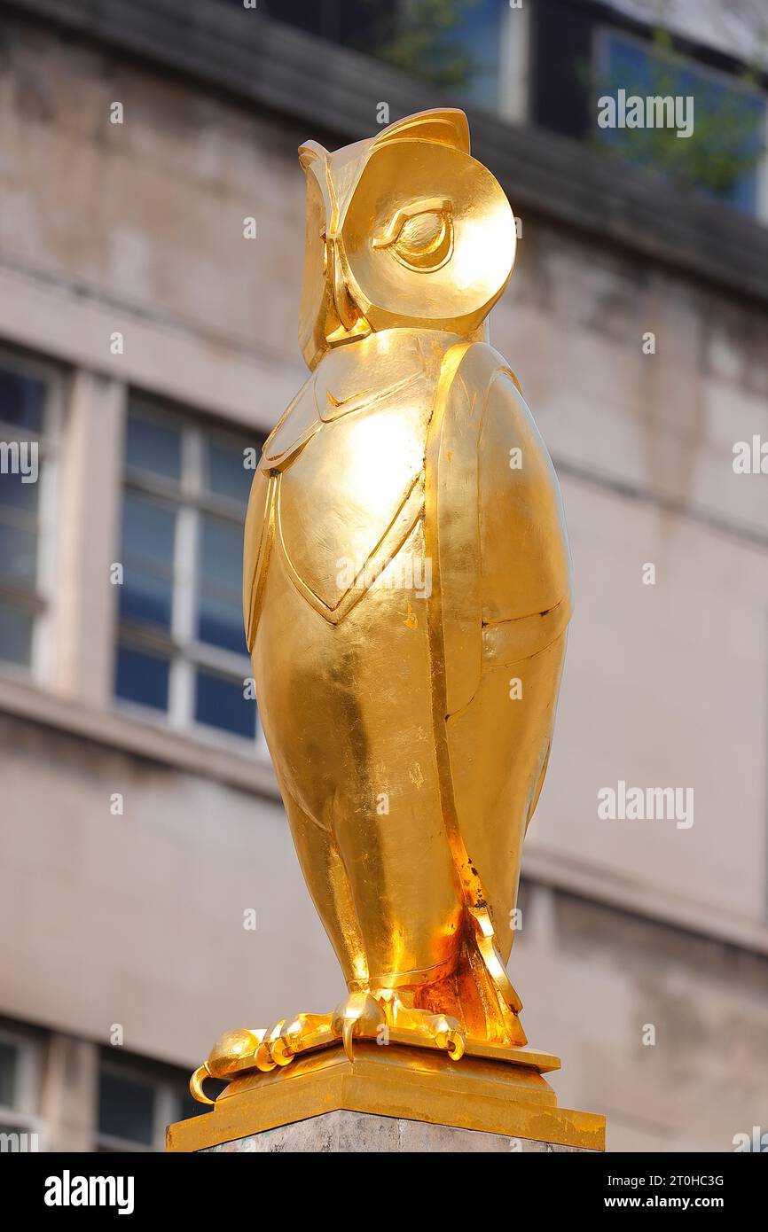 Leeds Civic Hall Golden Owl Stockfoto