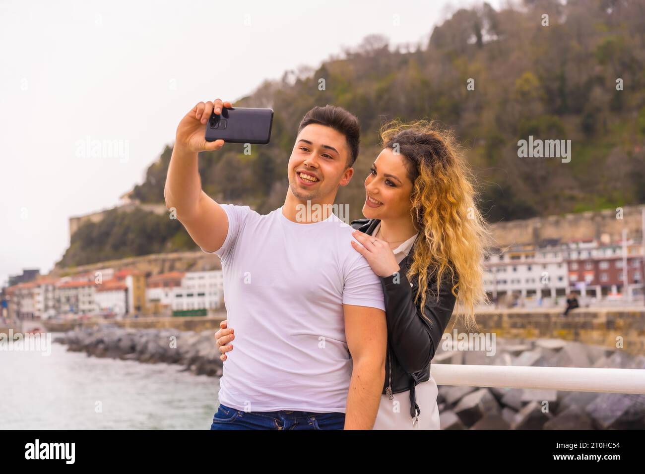 Lebensstil eines kaukasischen Paares Sightseeing im Urlaub, am Meer, beim Fotografieren Stockfoto