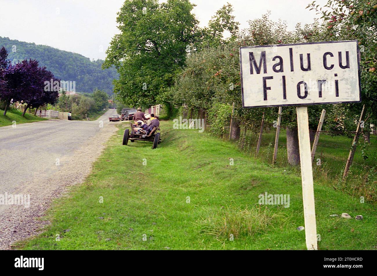 Dambovita County, Rumänien, 1996. Schild am Eingang des Dorfes Malu cu Flori. Stockfoto