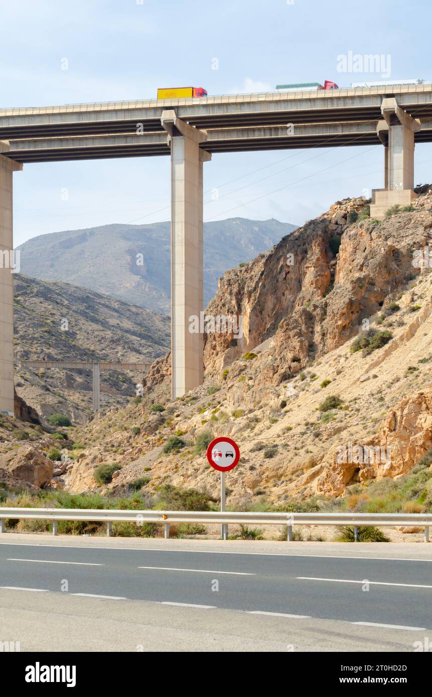 ALMERIA, SPANIEN - 4. OKTOBER 2023 Viaduct de la Garoffa an der Mittelmeerkurve nahe der Stadt Aguadulce, zwischen den Städten Roguetas del Mar Stockfoto