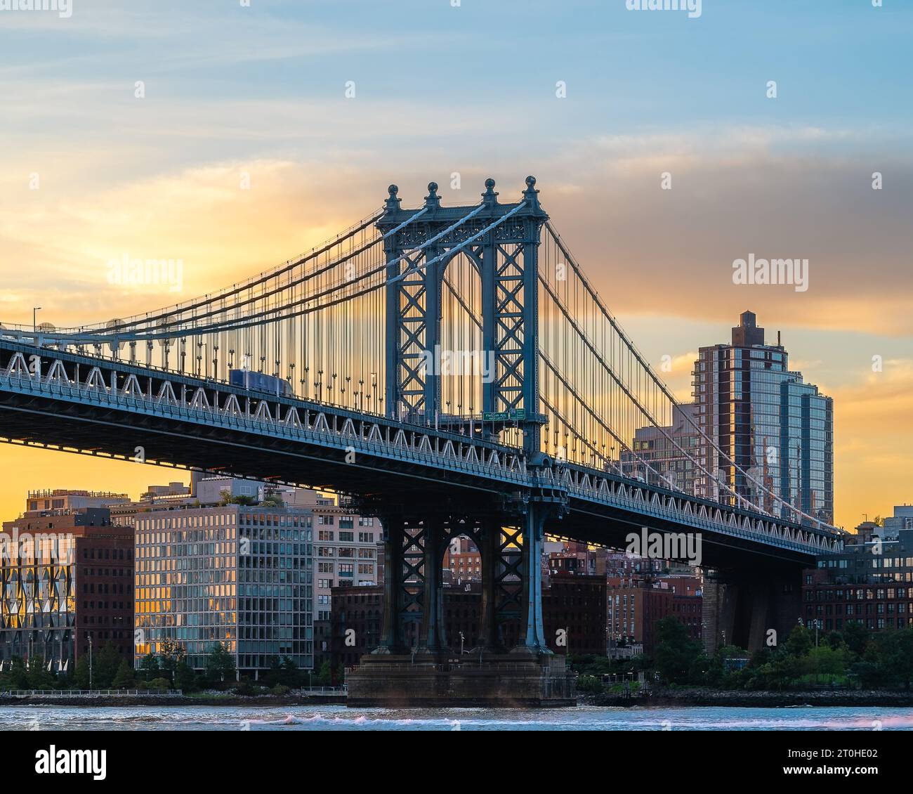 Die Manhattan Bridge ist eine riesige Hängebrücke. Öffentliche Verkehrsmittel und Fahrzeuge fahren auf zwei Ebenen. Verbindung zwischen Brooklyn und Manhattan. Manhattan B. Stockfoto