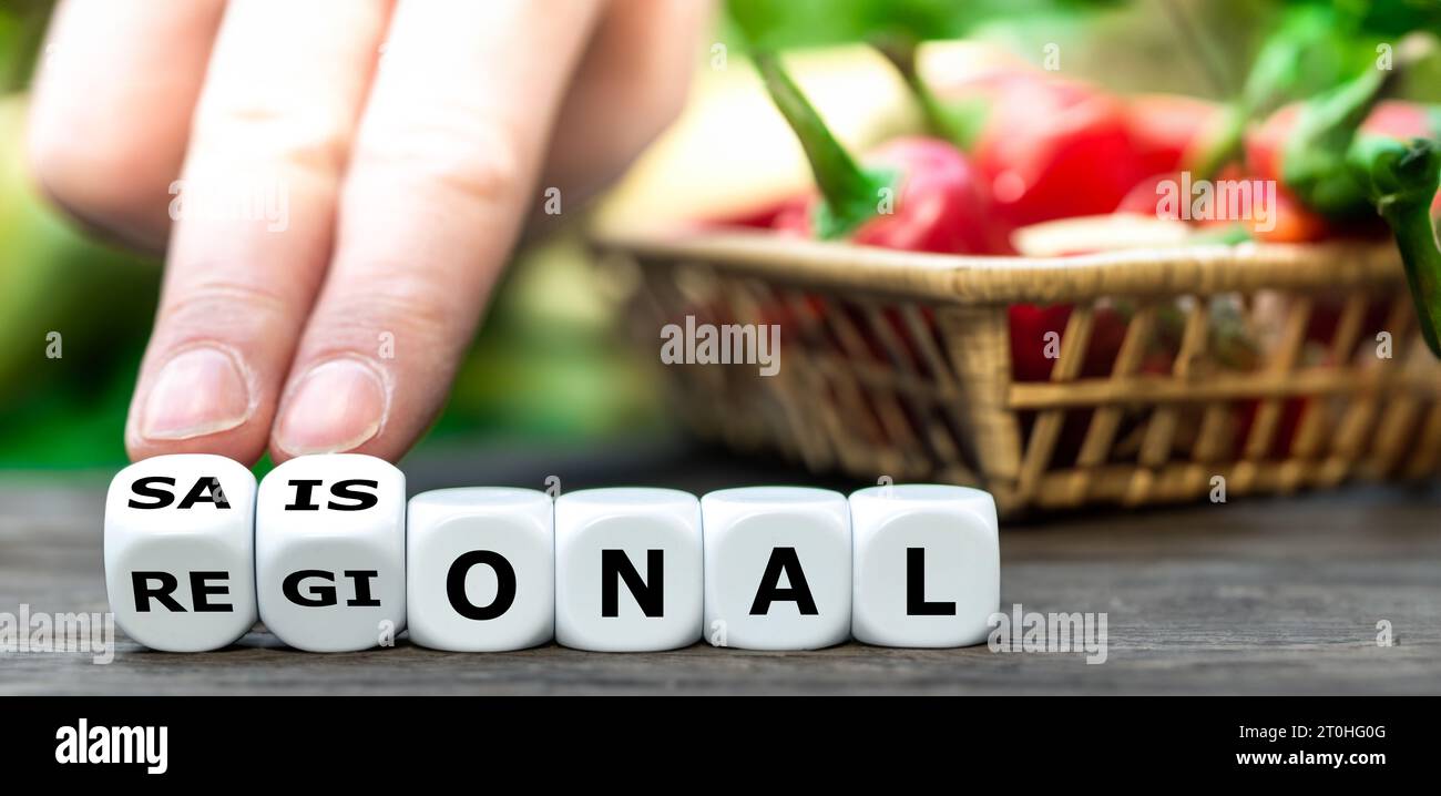 Würfel bilden die deutschen Wörter saisonal (saisonal) und regional. Symbol für saisonale und regionale Produkte. Stockfoto