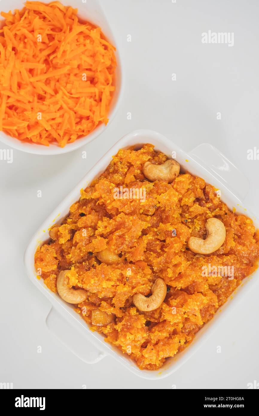 Gajar Ka Halwa ist ein süßer Dessertpudding auf Karottenbasis aus Indien. Garniert mit Cashew-/Mandelnüssen. Gajar Halwa, auch bekannt als Gajorer Halua, Gajrela Stockfoto