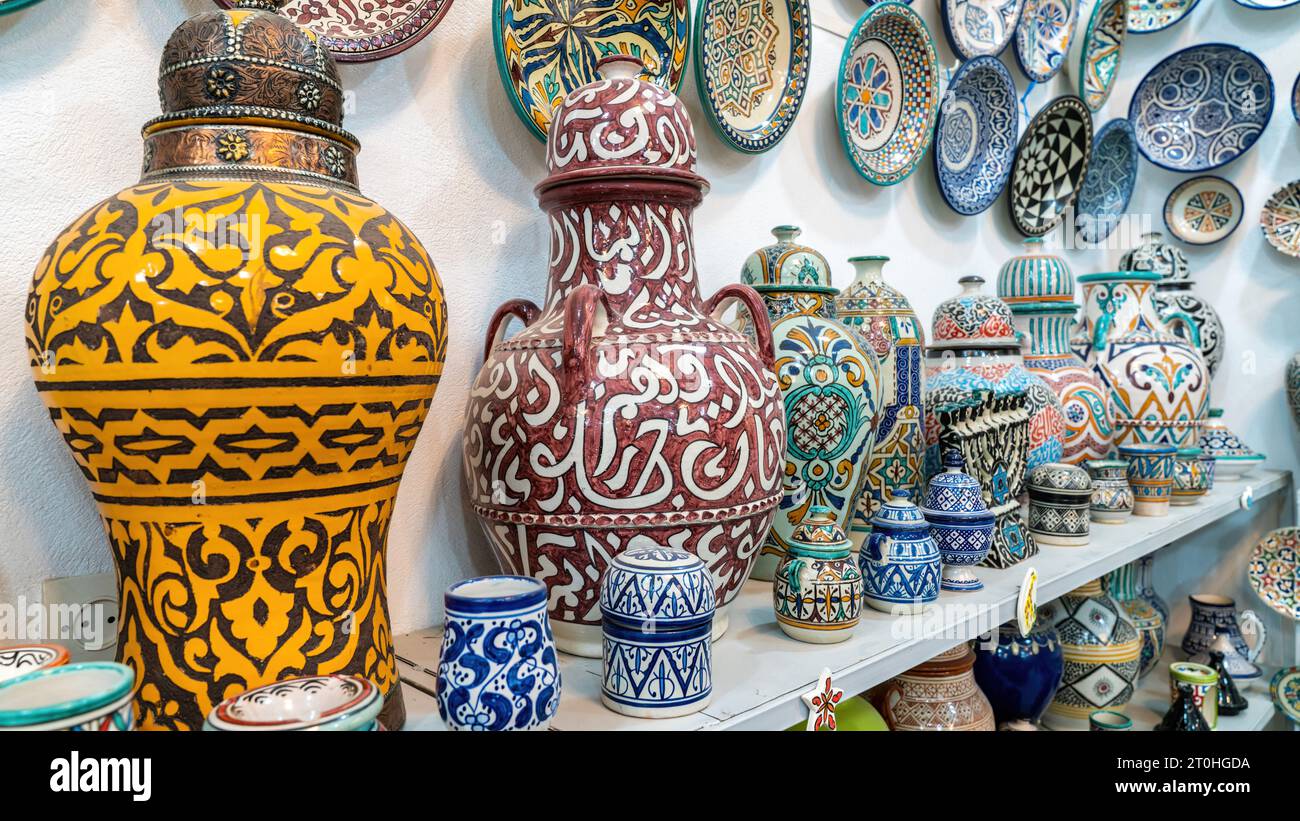 Fes, Marokko - 10. September 2022: Marokkanische Töpferwaren mit farbenfroher Keramik und Töpferwaren vor Geschäften in den Souks oder traditionellen Märkten. Stockfoto