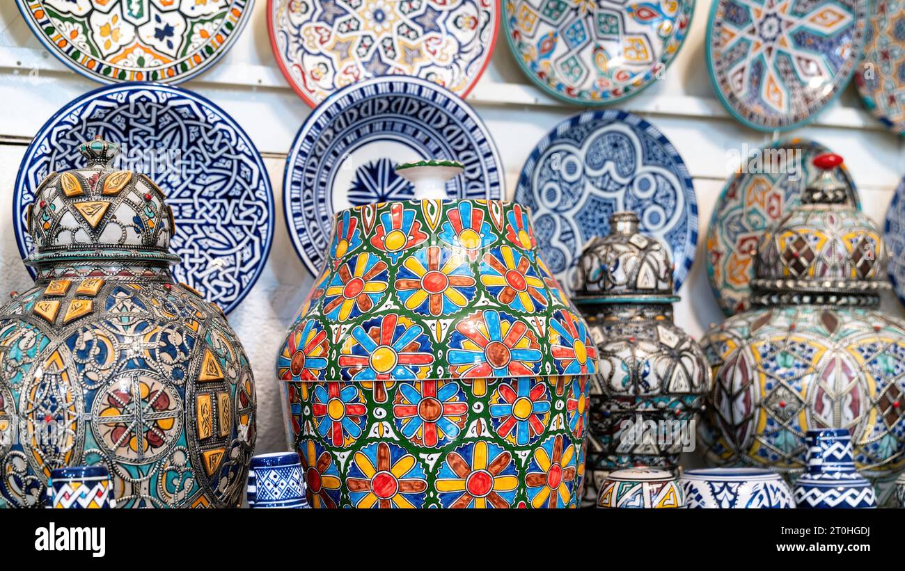 Fes, Marokko - 10. September 2022: Marokkanische Töpferwaren mit farbenfroher Keramik und Töpferwaren vor Geschäften in den Souks oder traditionellen Märkten. Stockfoto