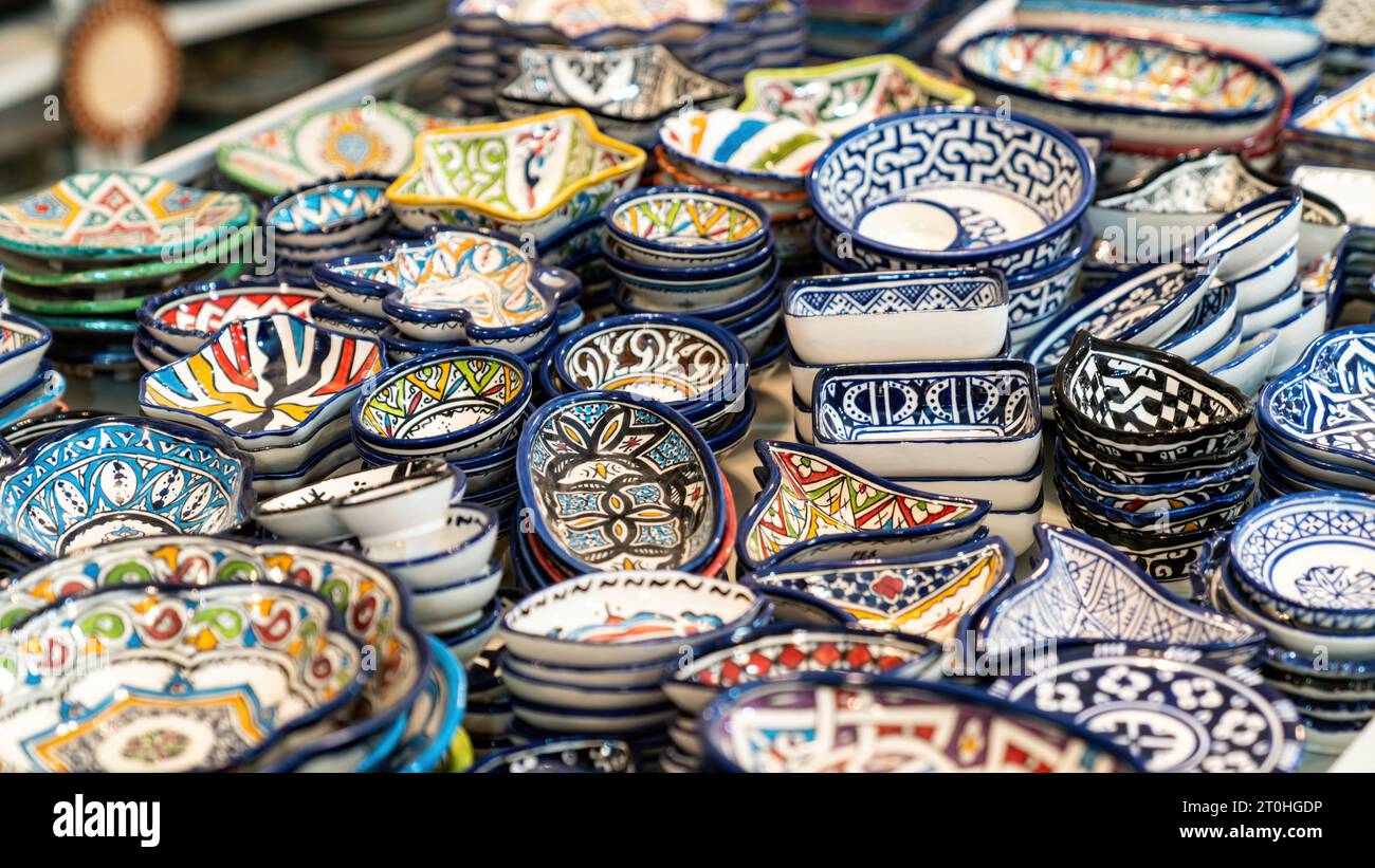Fes, Marokko - 10. September 2022: Marokkanische Töpferwaren mit farbenfroher Keramik und Töpferwaren vor Geschäften in den Souks oder traditionellen Märkten. Stockfoto