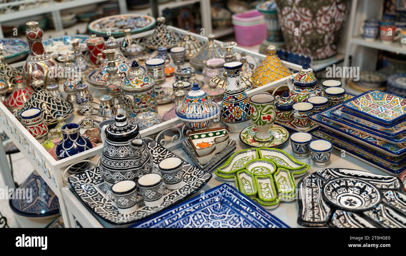 Fes, Marokko - 10. September 2022: Marokkanische Töpferwaren mit farbenfroher Keramik und Töpferwaren vor Geschäften in den Souks oder traditionellen Märkten. Stockfoto