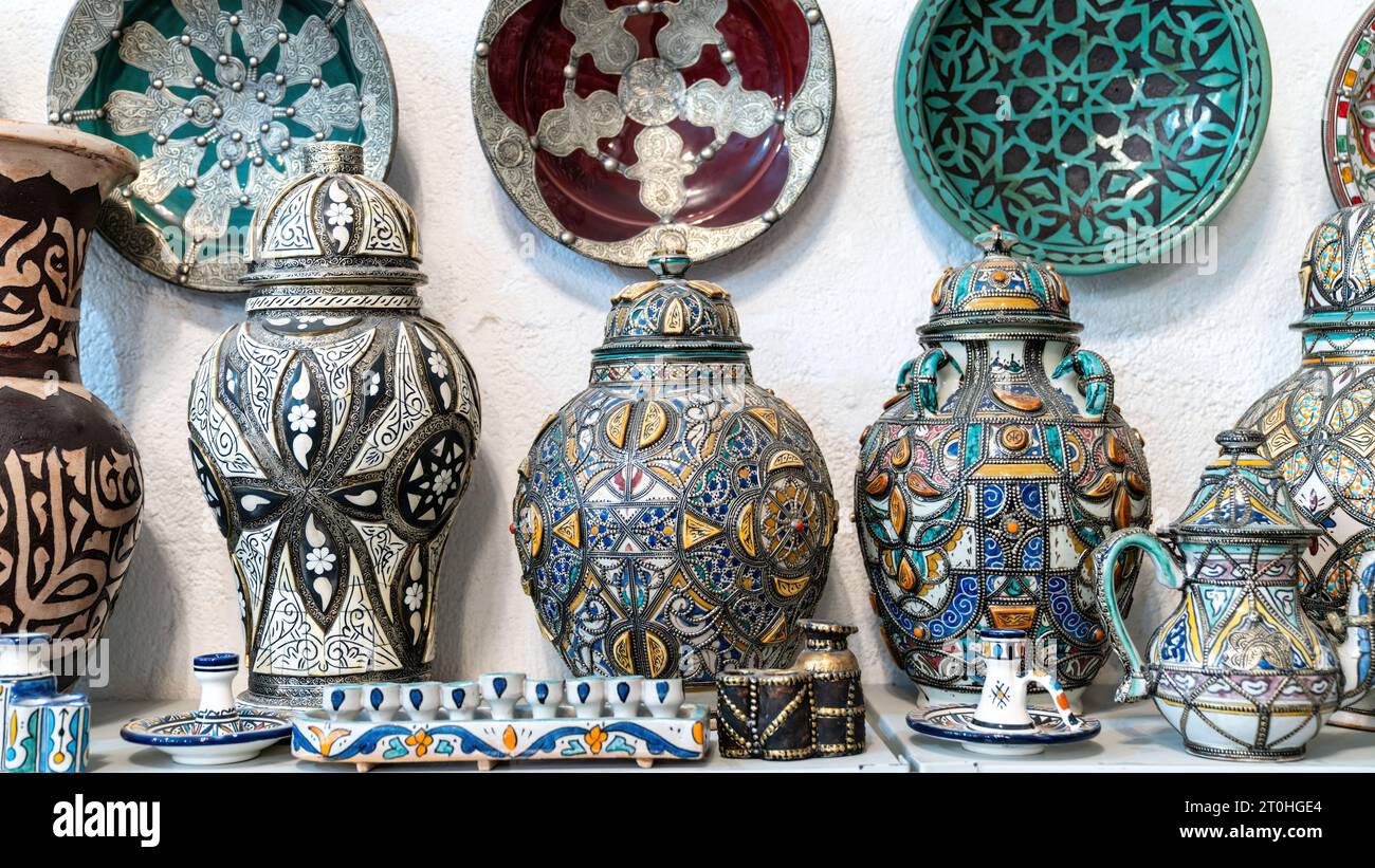 Fes, Marokko - 10. September 2022: Marokkanische Töpferwaren mit farbenfroher Keramik und Töpferwaren vor Geschäften in den Souks oder traditionellen Märkten. Stockfoto