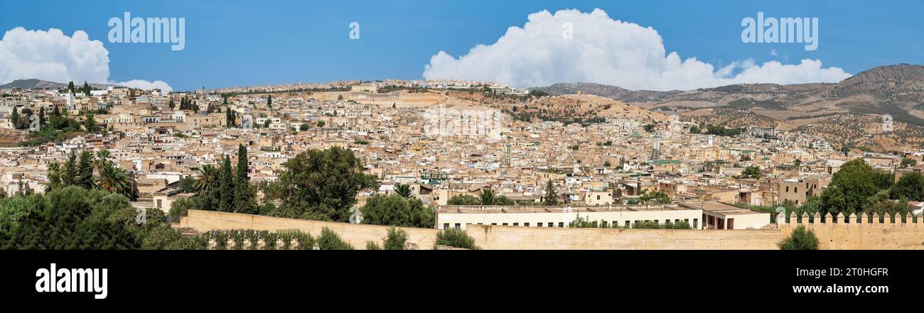 Wunderschöner Panoramablick auf die alte Medina in Fes, Marokko (Fes El Bali Medina), ein Meer von Gebäuden in Erdtönen. Es ist ein belebtes Labyrinth des Lebens Stockfoto