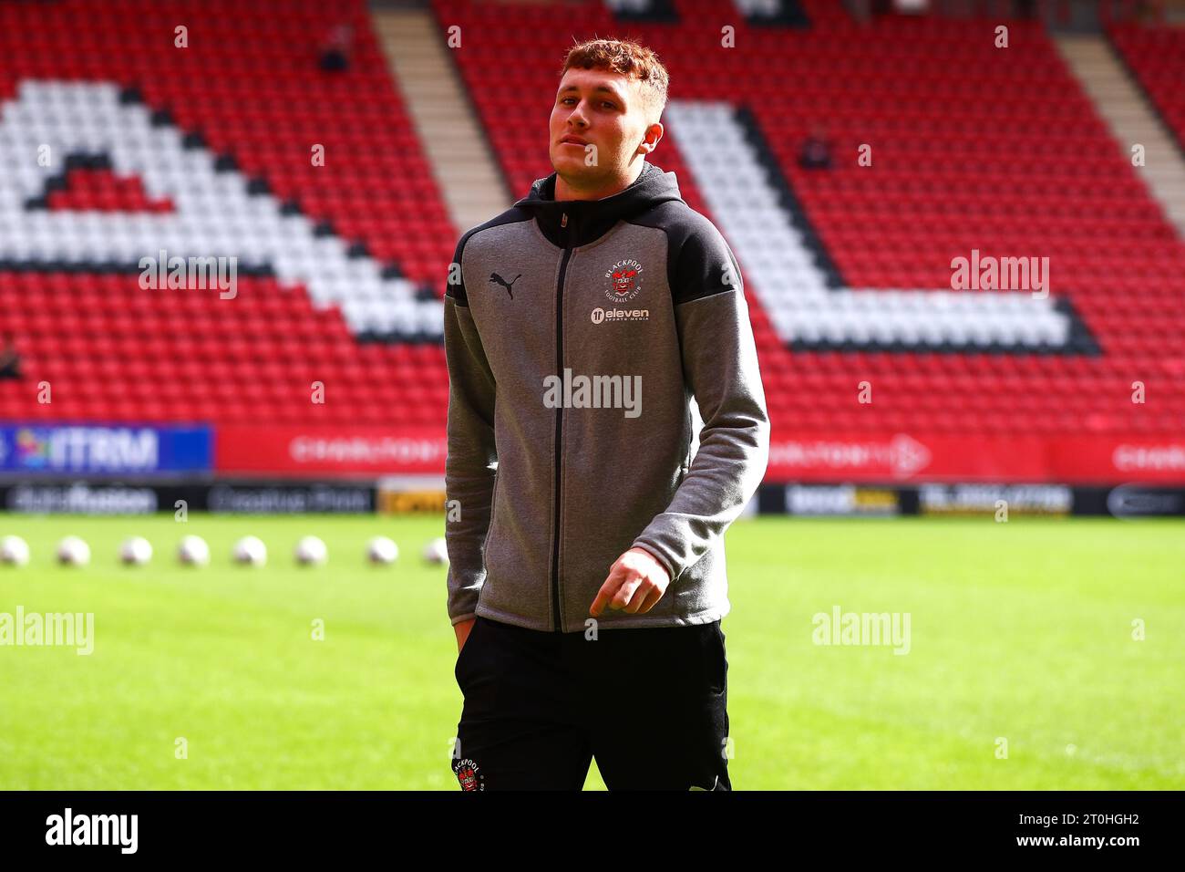 London, Großbritannien. Oktober 2023. Sonny Carey von Blackpool inspiziert das Spielfeld während des Spiels Charlton Athletic vs Blackpool in the Valley, London, United Kingdom, 7. Oktober 2023 (Foto: Ryan Crockett/News Images) in London, United Kingdom am 30.2023. (Foto: Ryan Crockett/News Images/SIPA USA) Credit: SIPA USA/Alamy Live News Stockfoto