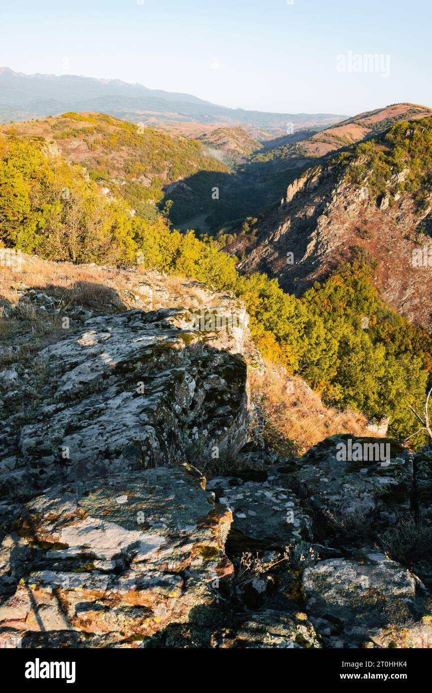 Auf einem Hügel von einer Klippe mit einem wunderschönen Blick auf die Berge am frühen Morgen. Stockfoto