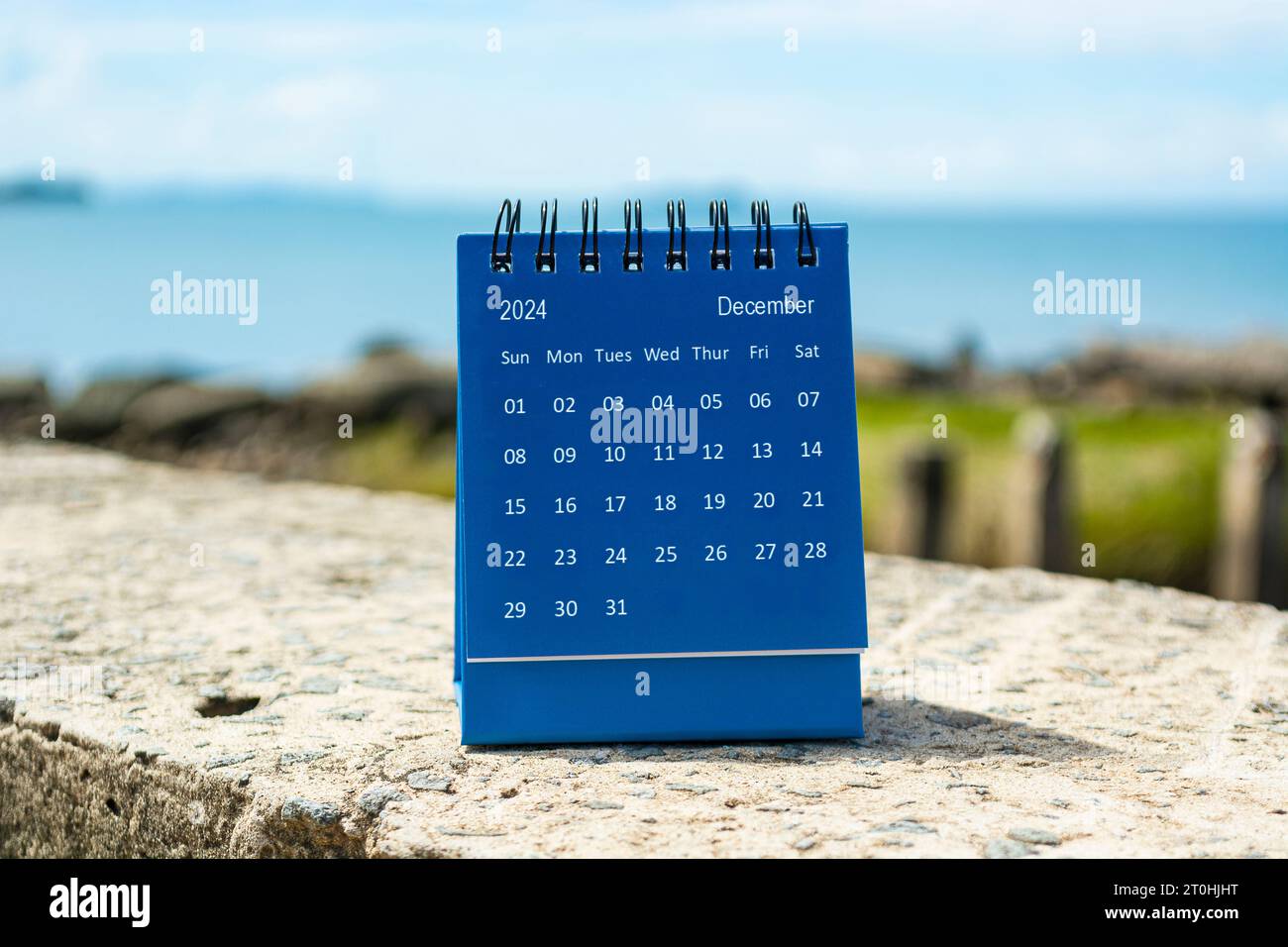 Blauer Dezember 2024-Kalender auf verschwommenem Hintergrund des blauen Ozeans. Neujahrskonzept 2024. Stockfoto