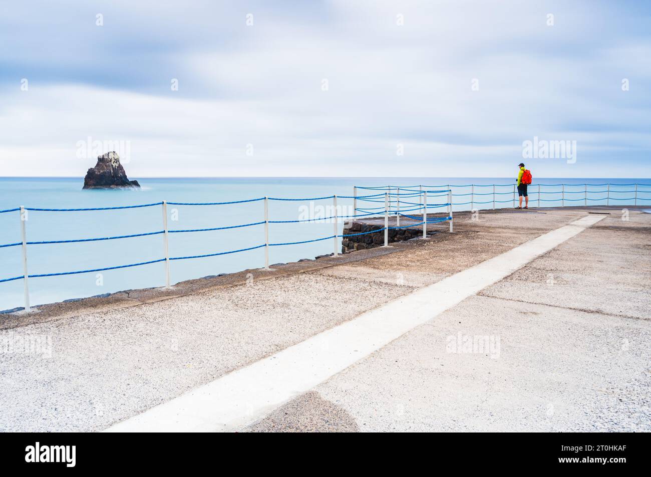 Eine ruhige Küstenlandschaft mit einem malerischen Horizont über dem Atlantik. Stockfoto