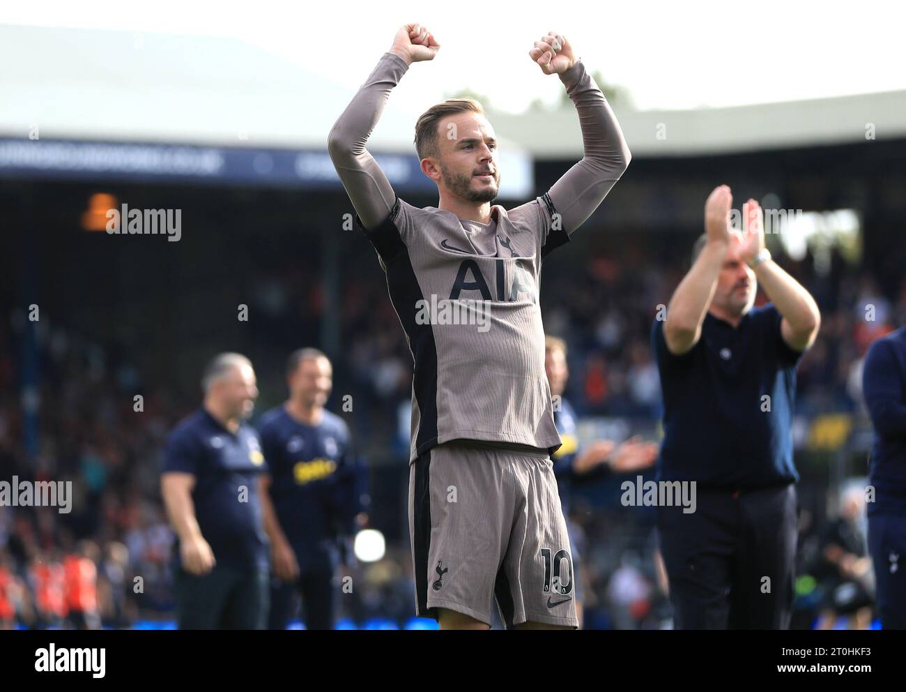 Tottenham Hotspurs James Maddison feiert nach dem letzten Pfiff im Premier League-Spiel in der Kenilworth Road, Luton. Bilddatum: Samstag, 7. Oktober 2023. Stockfoto