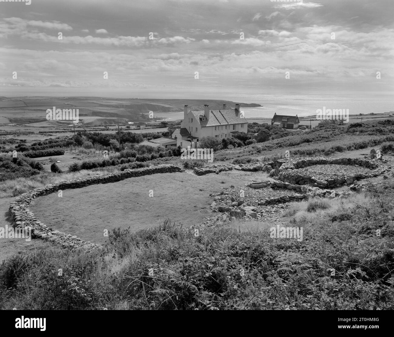 Ty Mawr East Hütte Kreise an den unteren Hängen des Holyhead Mountain, Anglesey: Blick auf ein eisenzeitliches „Gehöft“ mit 2 Rundhäusern auf einem Bauernhof Stockfoto