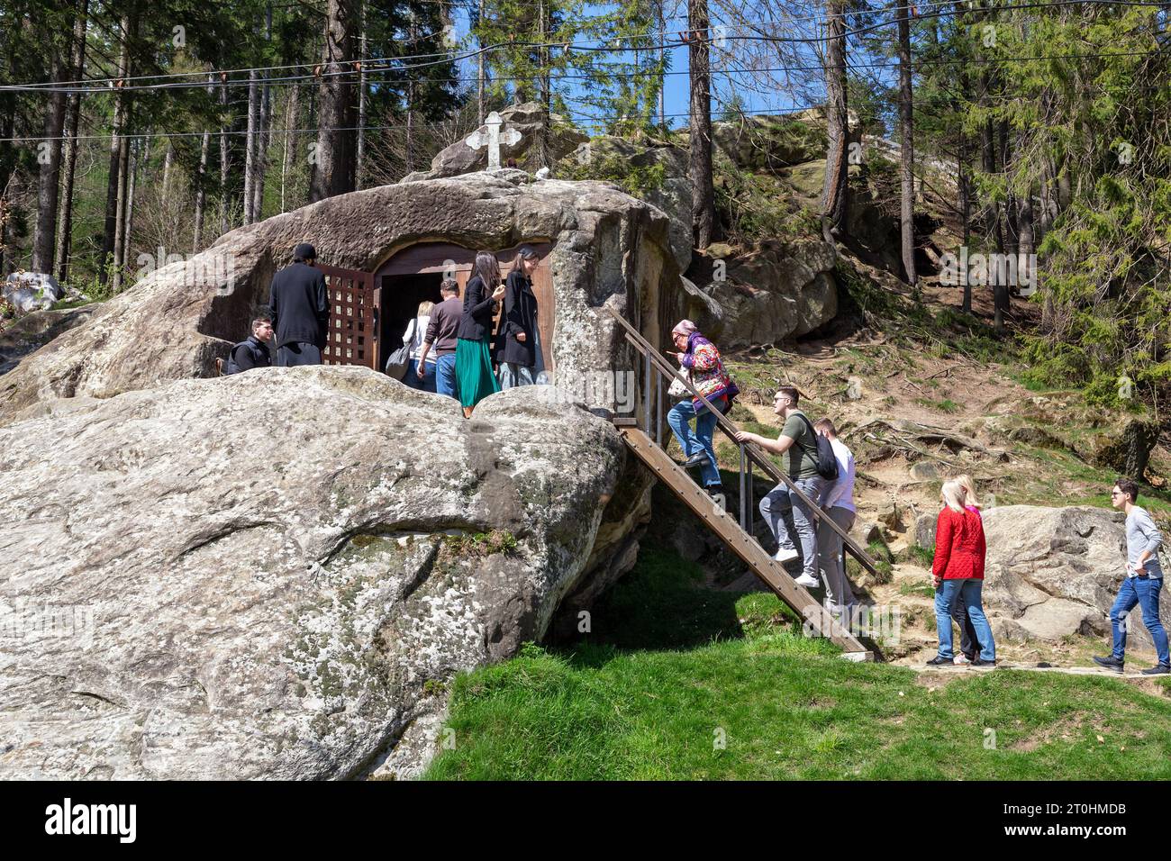 PUTNA, RUMÄNIEN - 30. APRIL 2023: Zahlreiche Pilger und Touristen besuchen den Felsen mit der Höhle von Daniel dem Eremit. Stockfoto