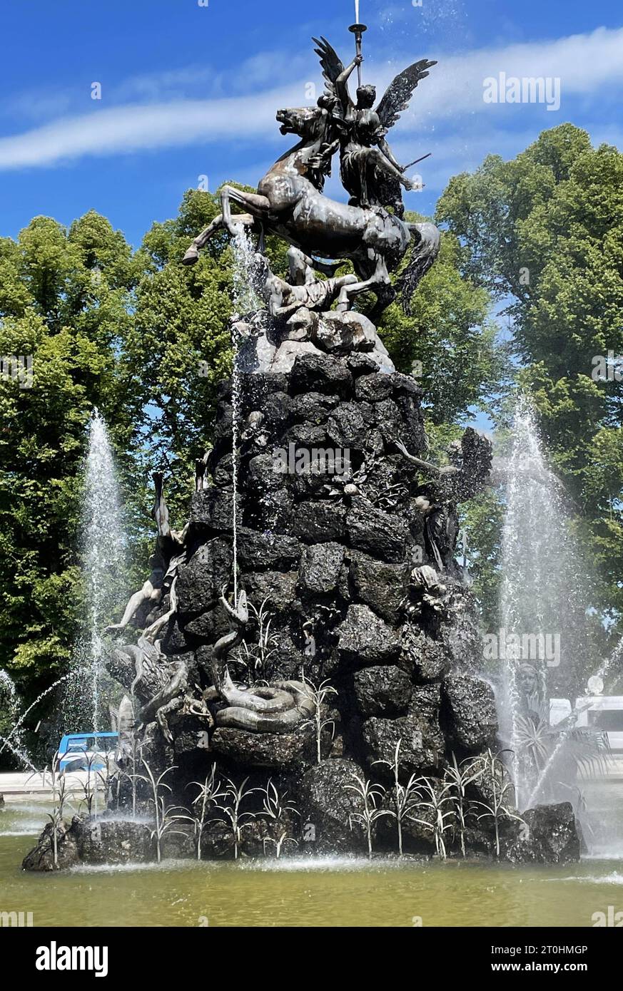 Das neue Schloss Herrenchiemsee befindet sich auf der Herreninsel, der grössten Insel vom Chiemsee im südlichen Bayern. Nach der früheren Bezeichnung der Insel wird es auch gelegentlich als Neues Schloss Herrenwörth bezeichnet. Das Gebäude wurde ab 1878 unter dem sogenannten Märchenkönig Ludwig II Nach dem Vorbild des Schlosses von Versailles bei Paris erbaut. Die Entwürfe für den historistischen Bau stammen vorwiegend von Georg von Dollmann, die Ausführung übernahm der Österreicher Julius Hofmann. Schloss Herrenchiemsee war das letzte große Bauprojekt Ludwigs II., er bewohnte es nur wenige Stockfoto