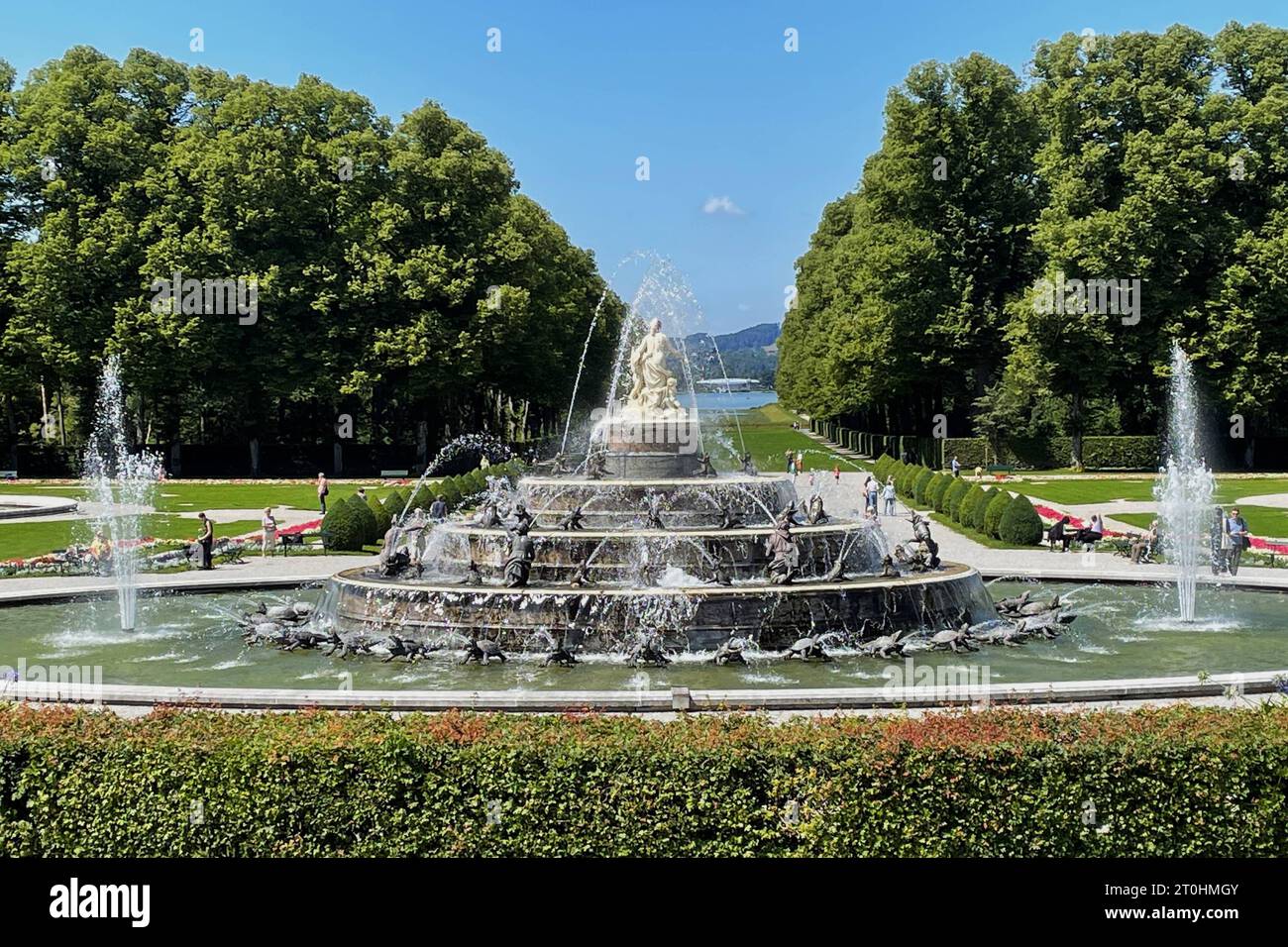 Das neue Schloss Herrenchiemsee befindet sich auf der Herreninsel, der grössten Insel vom Chiemsee im südlichen Bayern. Nach der früheren Bezeichnung der Insel wird es auch gelegentlich als Neues Schloss Herrenwörth bezeichnet. Das Gebäude wurde ab 1878 unter dem sogenannten Märchenkönig Ludwig II Nach dem Vorbild des Schlosses von Versailles bei Paris erbaut. Die Entwürfe für den historistischen Bau stammen vorwiegend von Georg von Dollmann, die Ausführung übernahm der Österreicher Julius Hofmann. Schloss Herrenchiemsee war das letzte große Bauprojekt Ludwigs II., er bewohnte es nur wenige Stockfoto