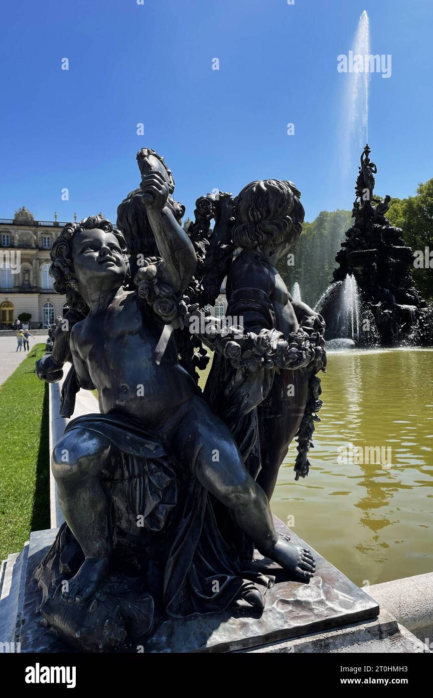 Das neue Schloss Herrenchiemsee befindet sich auf der Herreninsel, der grössten Insel vom Chiemsee im südlichen Bayern. Nach der früheren Bezeichnung der Insel wird es auch gelegentlich als Neues Schloss Herrenwörth bezeichnet. Das Gebäude wurde ab 1878 unter dem sogenannten Märchenkönig Ludwig II Nach dem Vorbild des Schlosses von Versailles bei Paris erbaut. Die Entwürfe für den historistischen Bau stammen vorwiegend von Georg von Dollmann, die Ausführung übernahm der Österreicher Julius Hofmann. Schloss Herrenchiemsee war das letzte große Bauprojekt Ludwigs II., er bewohnte es nur wenige Stockfoto