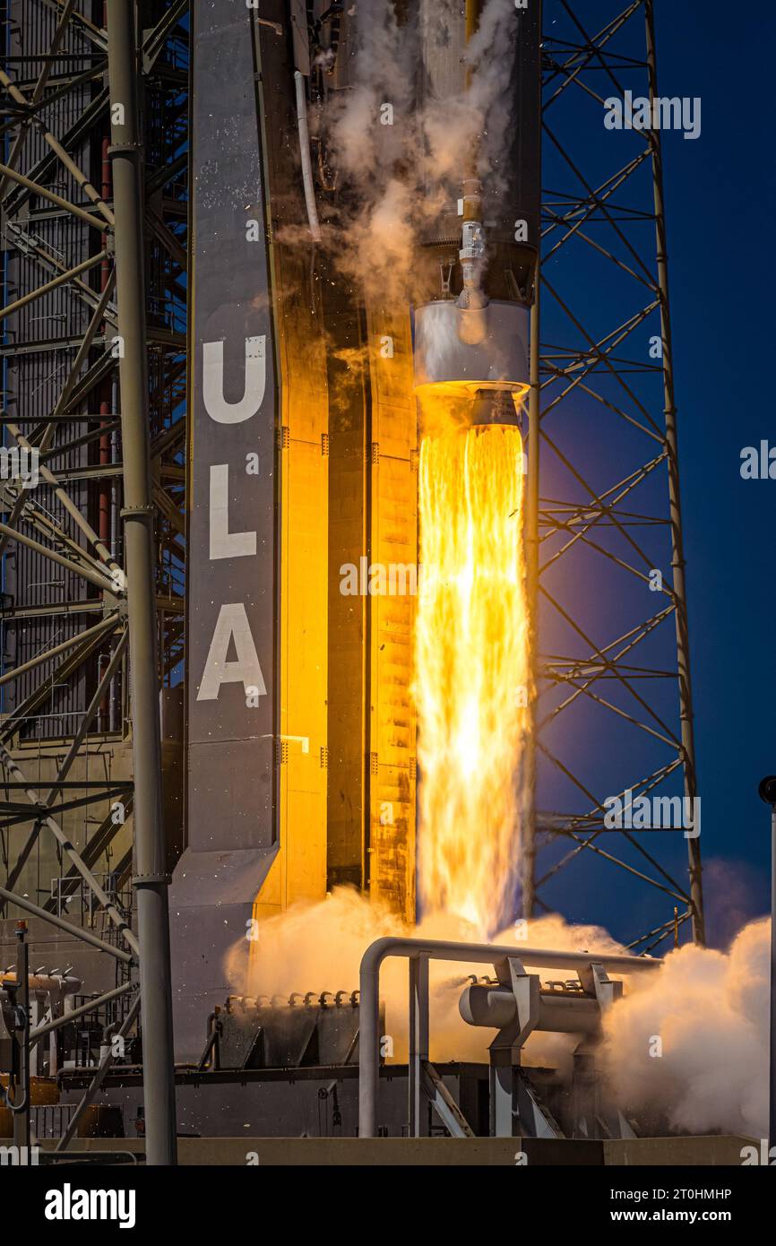 Cape Canaveral, USA. Oktober 2023. Eine Atlas-V-Rakete der United Launch Alliance (ULA) startet am 6. Oktober 2023 von der Cape Canaveral Space Force Station in Florida. Die Atlas-V-Rakete trägt am 6. Oktober 2023 die ersten beiden Prototypen für Amazons Breitbandkonstellation Project Kuiper. (Foto: Alex G Perez/AGPfoto/SIPA USA) Credit: SIPA USA/Alamy Live News Stockfoto