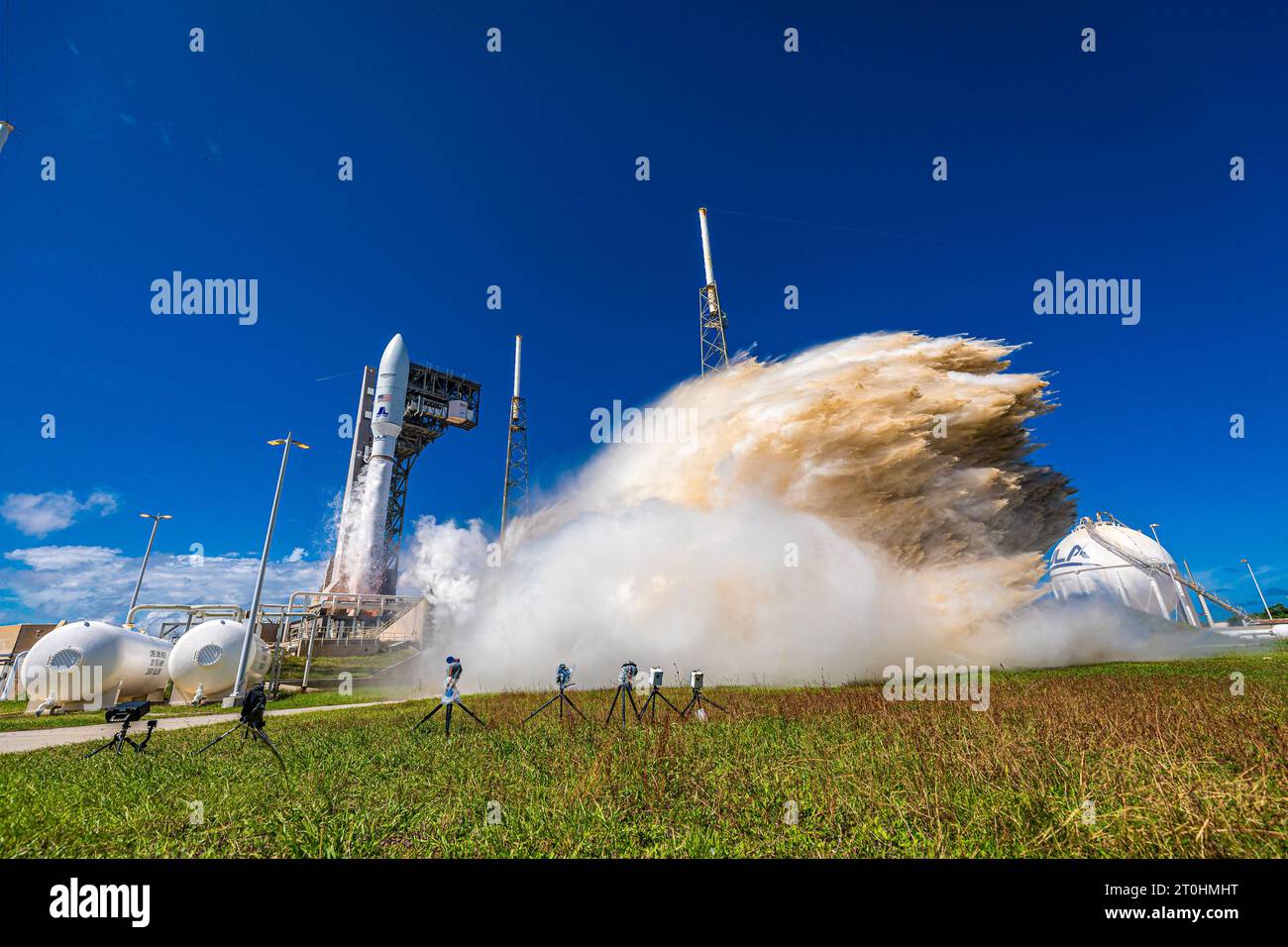 Cape Canaveral, USA. Oktober 2023. Eine Atlas-V-Rakete der United Launch Alliance (ULA) startet am 6. Oktober 2023 von der Cape Canaveral Space Force Station in Florida. Die Atlas-V-Rakete trägt am 6. Oktober 2023 die ersten beiden Prototypen für Amazons Breitbandkonstellation Project Kuiper. (Foto: Alex G Perez/AGPfoto/SIPA USA) Credit: SIPA USA/Alamy Live News Stockfoto