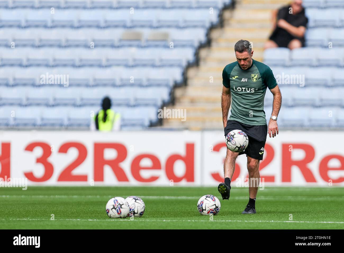 Coventry, Großbritannien. Oktober 2023. Andrew Hughes, Trainer von Norwich, bereitet sich am 7. Oktober 2023 auf das EFL Sky Bet Championship-Spiel zwischen Coventry City und Norwich City in der Coventry Building Society Arena in Coventry, England vor. Foto von Stuart Leggett. Nur redaktionelle Verwendung, Lizenz für kommerzielle Nutzung erforderlich. Keine Verwendung bei Wetten, Spielen oder Publikationen eines einzelnen Clubs/einer Liga/eines Spielers. Quelle: UK Sports Pics Ltd/Alamy Live News Stockfoto