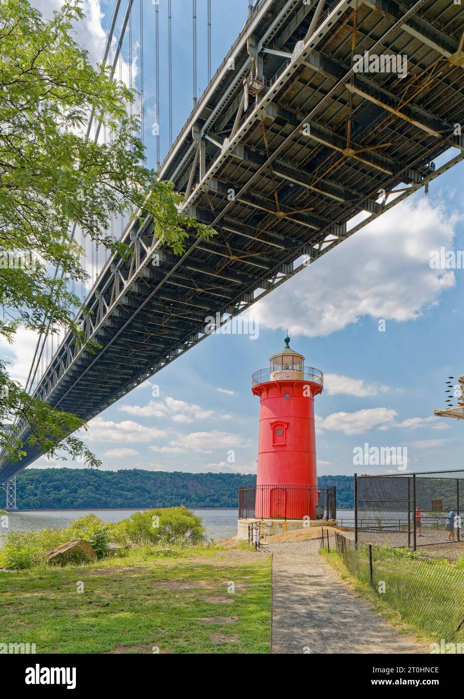 Jeffrey’s Hook Lighthouse, auch bekannt als Little Red Lighthouse, wurde 1880 in Sandy Hook, New Jersey erbaut und 1921 in den Fort Washington Park verlegt. Stockfoto