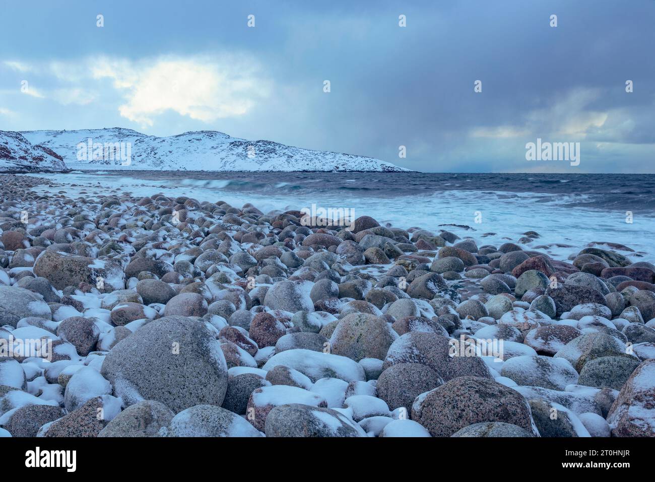 Der Strand aus runden Steinen. Die Küste der Barentssee. Teriberka, Russland Stockfoto