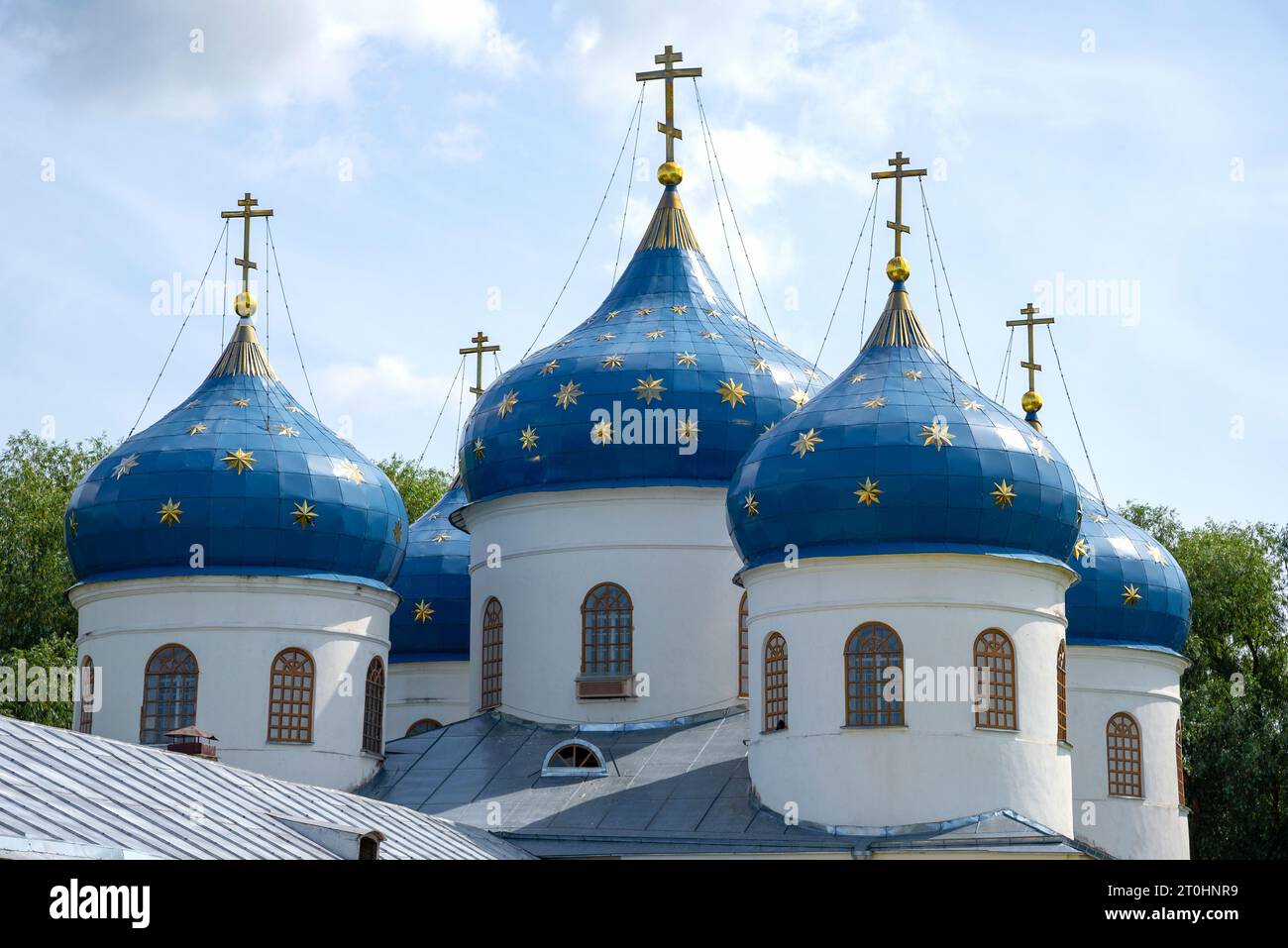 Die Kuppeln der alten Kathedrale zu Ehren der Heilig Kreuz-Versteigerung in Nahaufnahme, St. George Monastery. Veliky Nowgorod Stockfoto