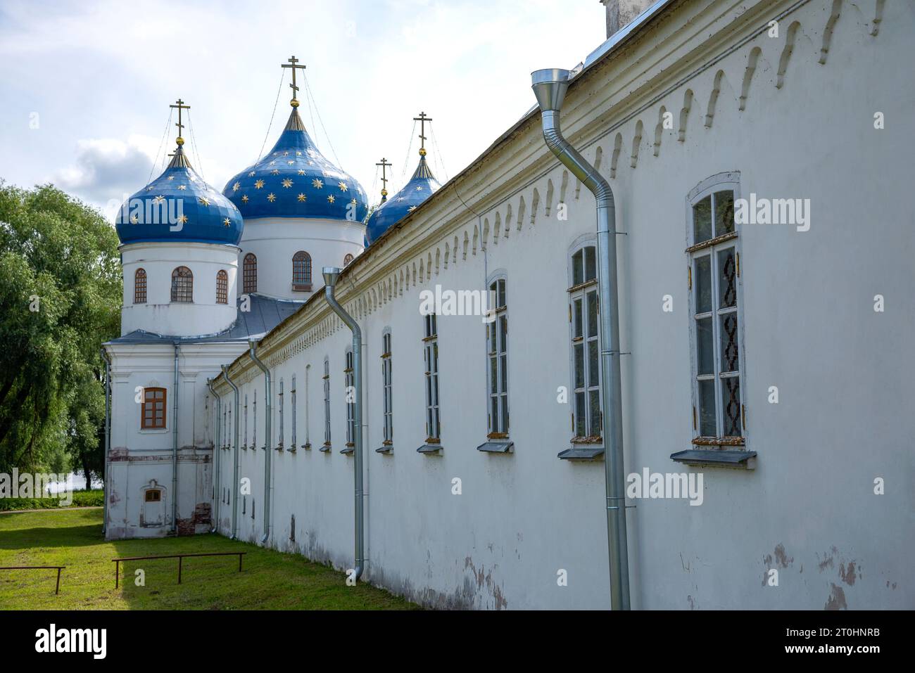 An den Mauern der alten St. George Monastery. Veliky Nowgorod, Russland Stockfoto