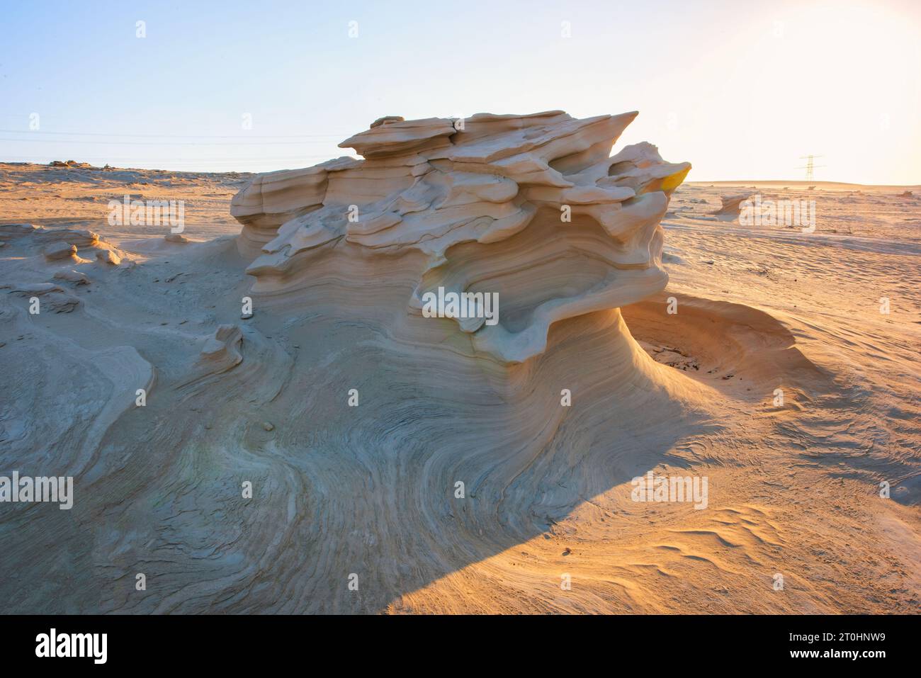 Wüste erodierte Felsmuster mit klarem Himmel während des Sonnenuntergangs. Wüstengesteinsformation mit Erosion. Stockfoto