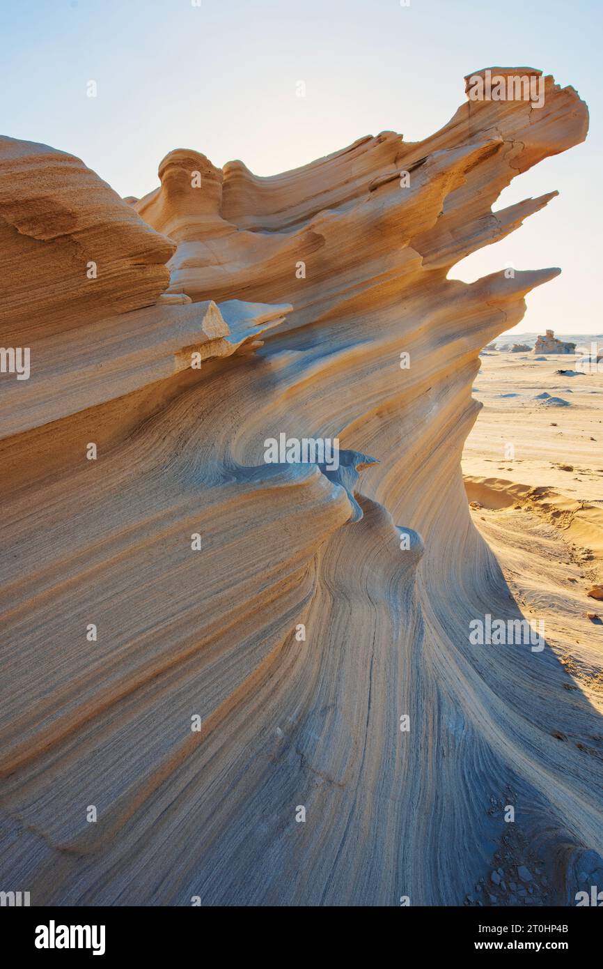 Wüste erodierte Felsmuster mit klarem Himmel während des Sonnenuntergangs. Wüstengesteinsformation mit Erosion. Stockfoto