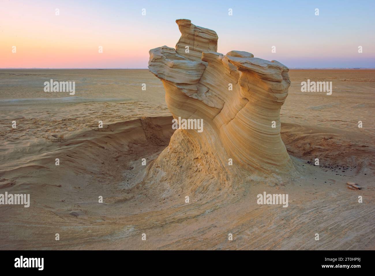 Wüste erodierte Felsmuster mit klarem Himmel während des Sonnenuntergangs. Wüstengesteinsformation mit Erosion Stockfoto