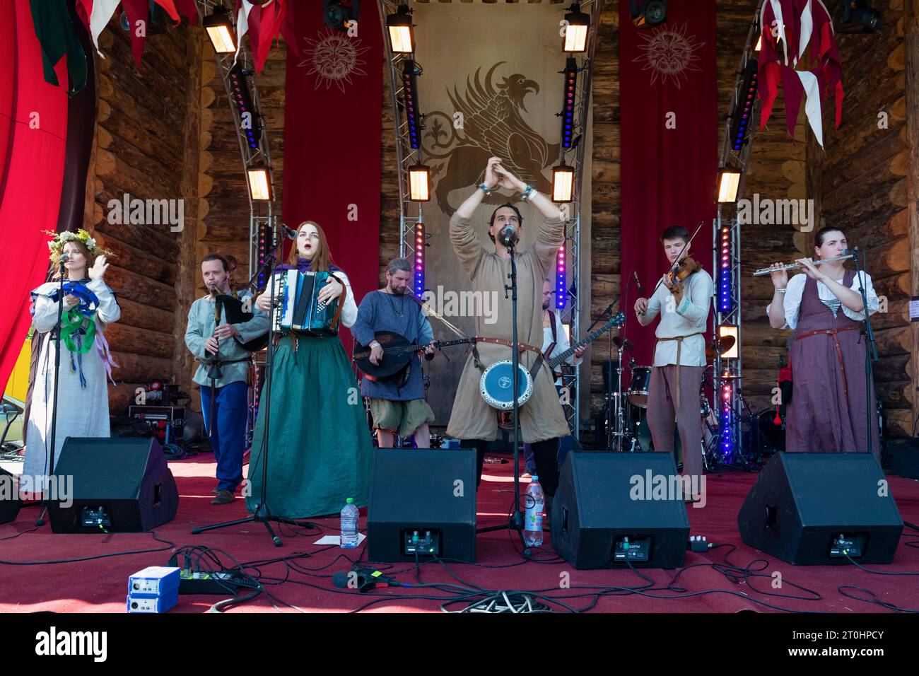 REGION NOWGOROD, RUSSLAND - 07. AUGUST 2023: Aufführung der Volksgruppe Bierpfeifen Trommeln auf dem historischen Festival 'Fürstliche Bruderschaft-2023' Stockfoto