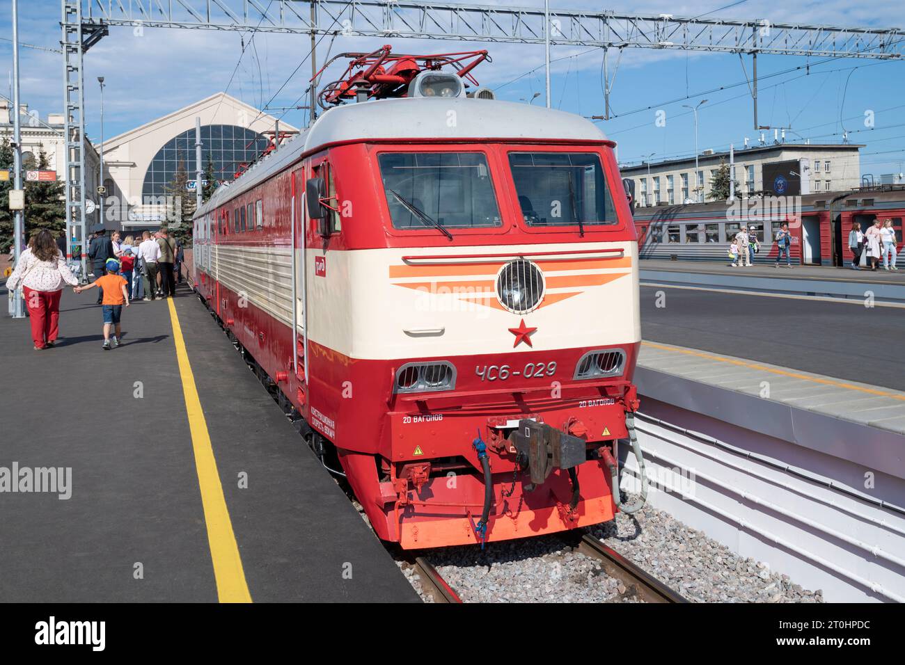 SANKT PETERSBURG, RUSSLAND - 27. AUGUST 2023: Tschechische zweiteilige achtachsige Elektrolokomotive ChS6-029 in der Ausstellung von Retro-Lokomotiven Stockfoto