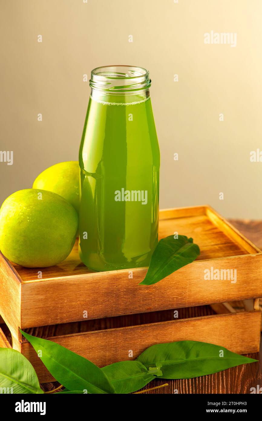 Glas frischen Bio-Apfelsaft mit Oma smith und britischen bromley-Äpfeln in Box auf Holzständer. Köstlicher grüner Saft und frische Zutaten Stockfoto