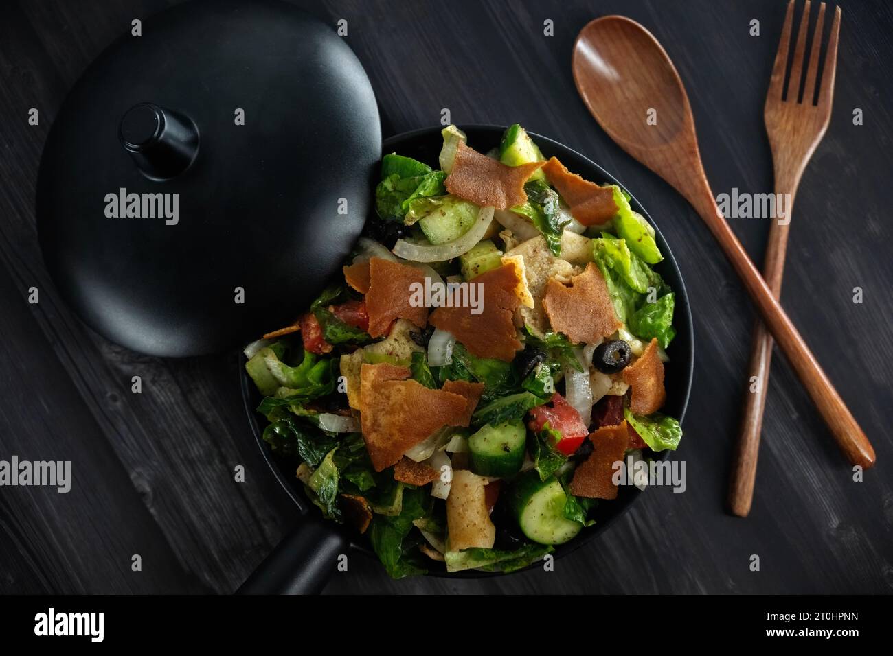 Nahaufnahme gesunder fettoush-Salat. Die Hauptzutat in diesem nahöstlichen Gericht ist das geröstete Pita-Brot, das mit gesundem Gemüse gemischt wird Stockfoto