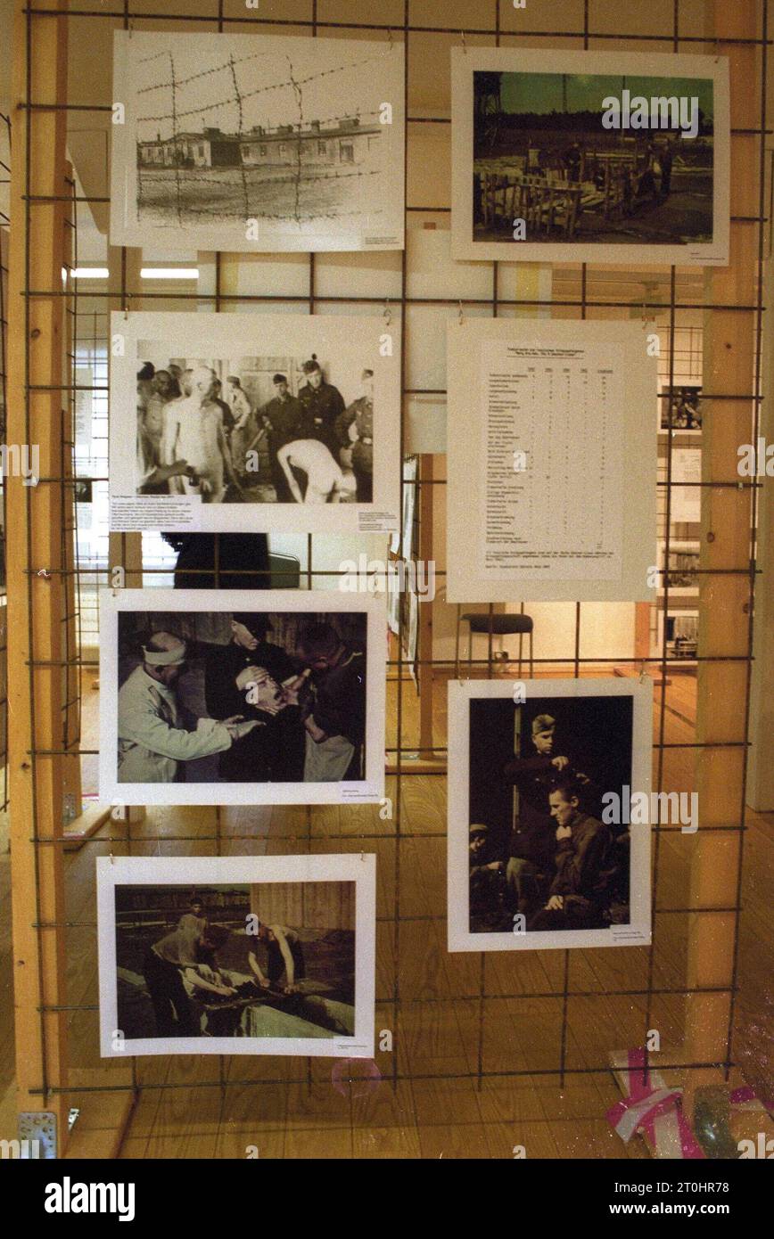 AUFZEICHNUNGSDATUM NICHT ANGEGEBEN Merkmal/Symbol: Gedenkstätte Stalag 326 04/02 thg Gedenkstätte Stalag 326 VI K Senne in Schloß holte - Stukenbrock im April 2002 Deutschland deutsch deutsche Ausstellung Stammlager Russenlager Gefangenenlager Kriegsgefangenenlager deutsche Gedenkstätte Ausstellung hoch *** Feature Symbol Gedenkstätte Stalag 326 04 02 thg Gedenkstätte Stalag 326 VI K Senne in Schloß holte Stukenbrock im April 2002 deutsche Ausstellung Stammlager russisches Lager Gefangenenlager deutsches Gedenkstätte Ausstellung hoch Stockfoto