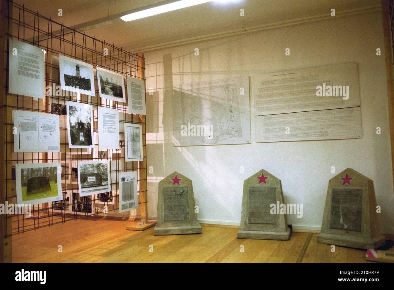 AUFZEICHNUNGSDATUM NICHT ANGEGEBEN Merkmal/Symbol: Gedenkstätte Stalag 326 04/02 thg Gedenkstätte Stalag 326 VI K Senne in Schloß holte - Stukenbrock im April 2002 Deutschland deutsch deutsche Ausstellung Stammlager Russenlager Gefangenenlager Kriegsgefangenenlager Grabsteine russische sowjetische deutsche Gedenkstätte Ausstellung quer *** Feature Symbol Gedenkstätte Stalag 326 04 02 thg Gedenkstätte Stalag 326 VI K Senne in Schloß holte Stukenbrock im April 2002 deutschland deutsche Ausstellung Stammlager russisches Lager Gefangenenlager Kriegsgefangenenlager Grabsteine russische sowjetische deutsche Gedenkstätte exh Stockfoto