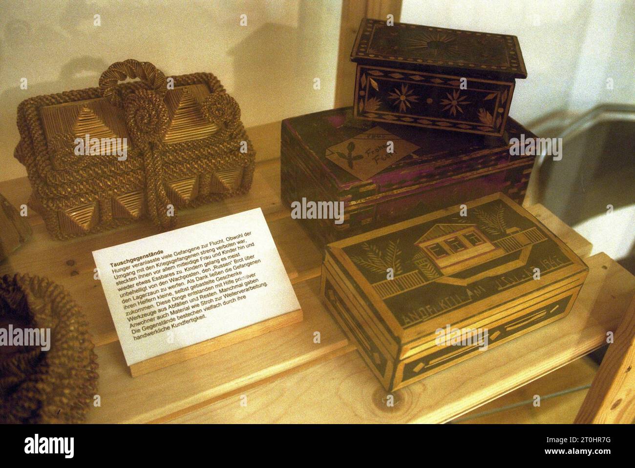 AUFZEICHNUNGSDATUM NICHT ANGEGEBEN Merkmal/Symbol: Gedenkstätte Stalag 326 04/02 thg Gedenkstätte Stalag 326 VI K Senne in Schloß holte - Stukenbrock im April 2002 Deutschland deutsch deutsche Ausstellung Stammlager Russenlager Gefangenenlager Kriegsgefangenenlager Ausstellungsgegenstände Objekte Tauschgegenstände Kästchen deutsche Gedenkstätte Stalag 326 04 02 thg Gedenkstätte Stalag 326 VI K Senne in Schloß holte Stukenbrock im April 2002 deutschland deutsche Ausstellung Stammlager russisches Lager Gefangenenlager Kriegsgefangenenlager Ausstellungsobjekte Stockfoto