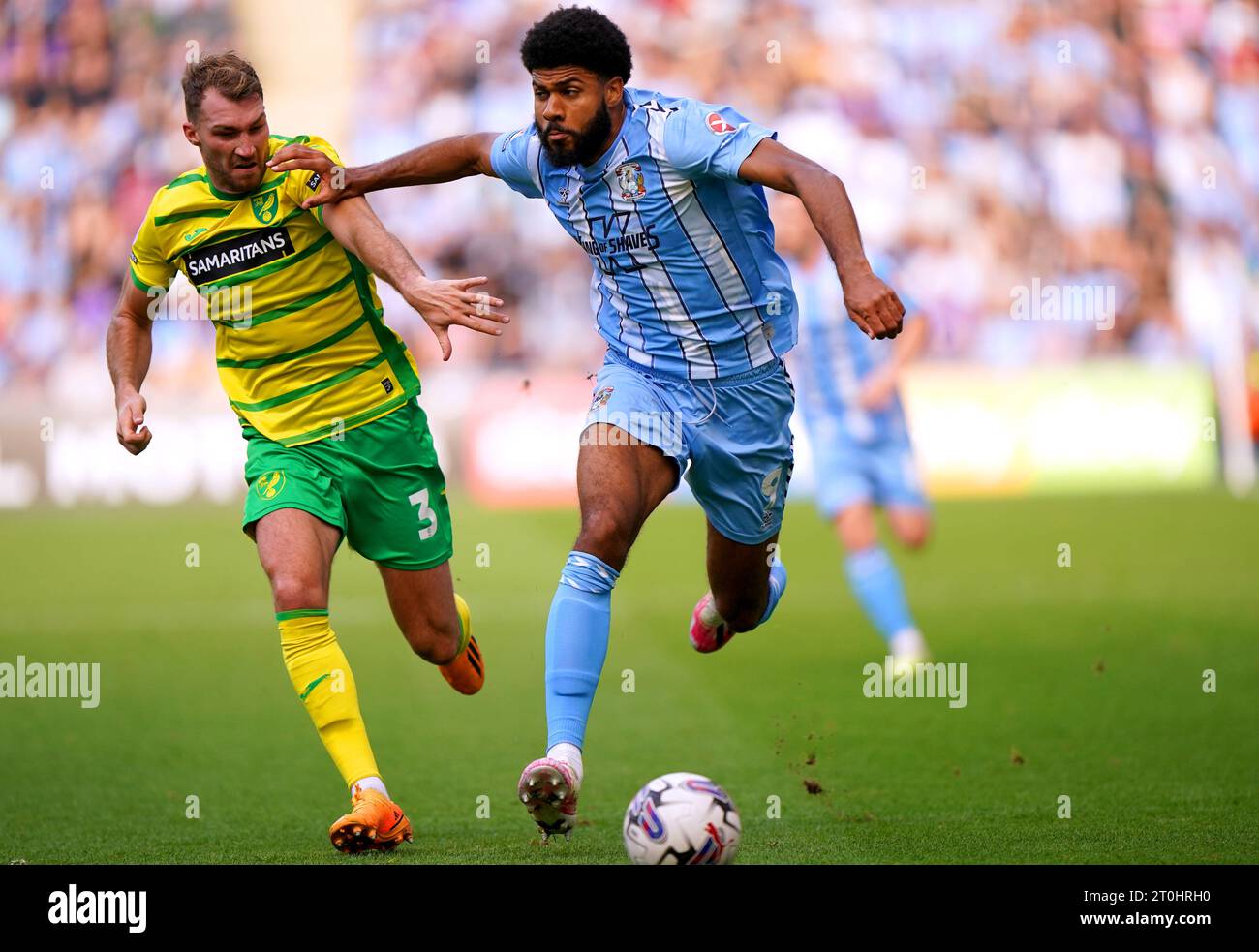 Coventry City's Ellis Simms (rechts) und Norwich City's Jack Stacey kämpfen um den Ball während des Sky Bet Championship Matches in der Coventry Building Society Arena, Coventry. Bilddatum: Samstag, 7. Oktober 2023. Stockfoto