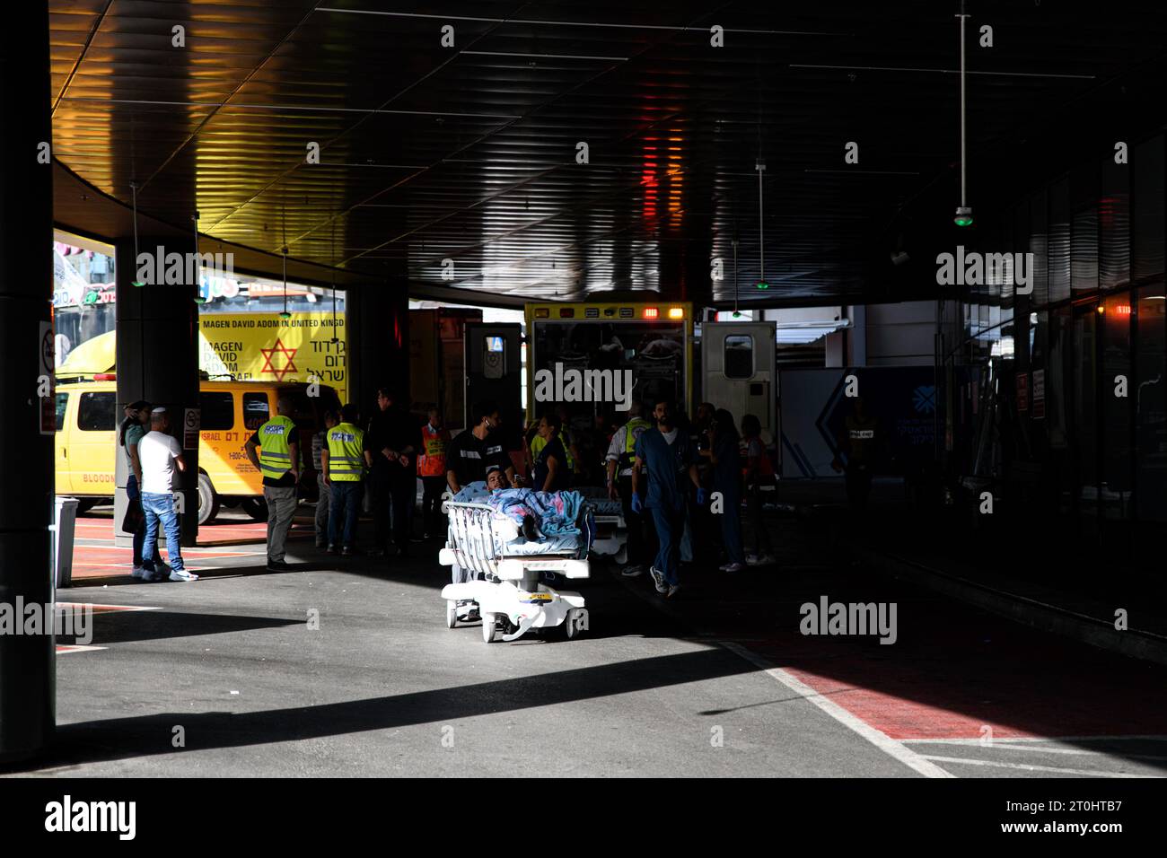 Israel. Oktober 2023. Sanitäter schieben einen verwundeten Mann am Noteingang des Ichilov-Krankenhauses in Tel Aviv nach einer Invasion der Hamas in israelische Siedlungen rund um den Gazastreifen. Tel Aviv, Israel. Oktober 2023. (Matan Golan/SIPA USA). Quelle: SIPA USA/Alamy Live News Stockfoto